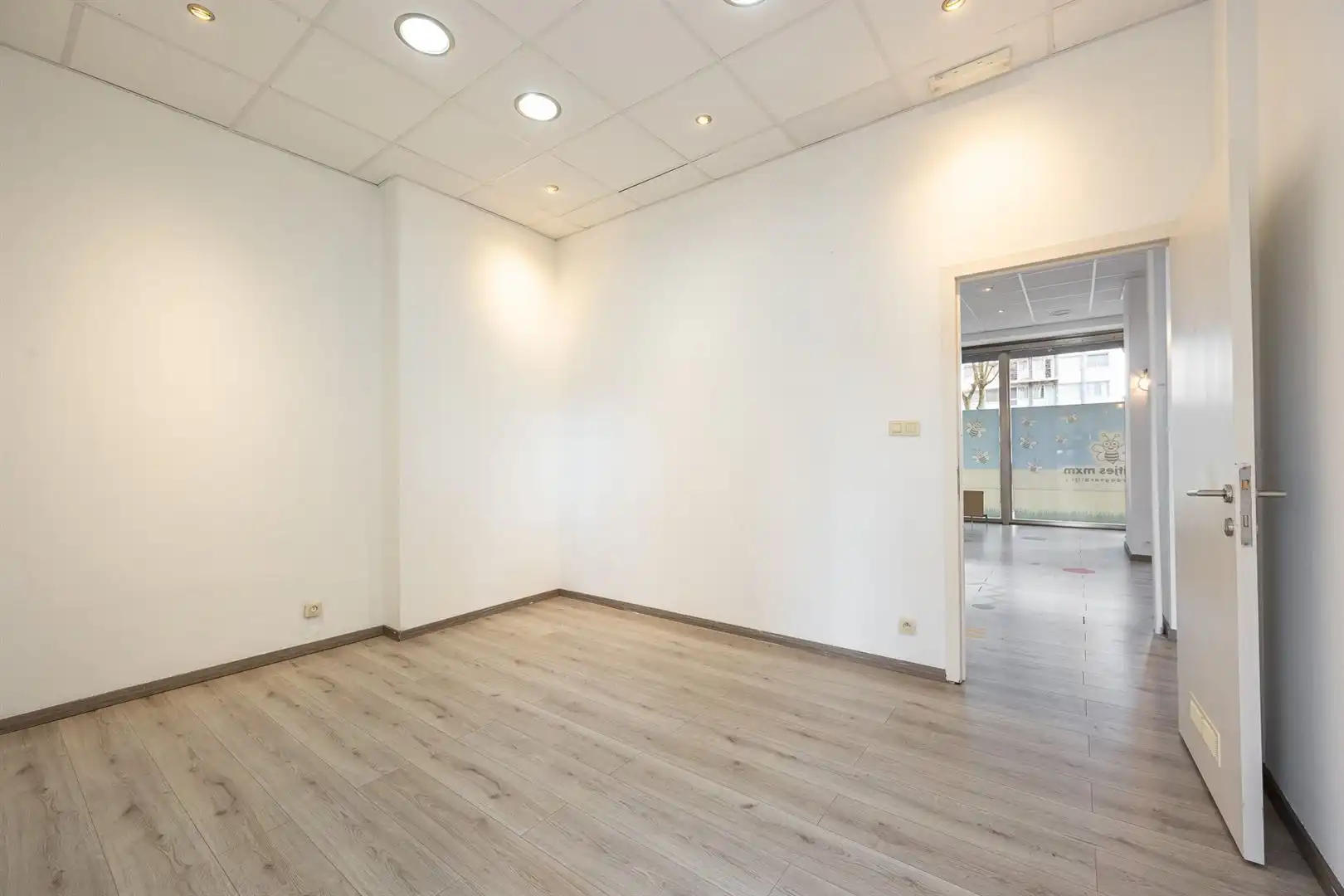 Veelzijdige commerciële ruimte met privé parkeerplaatsen  foto 12