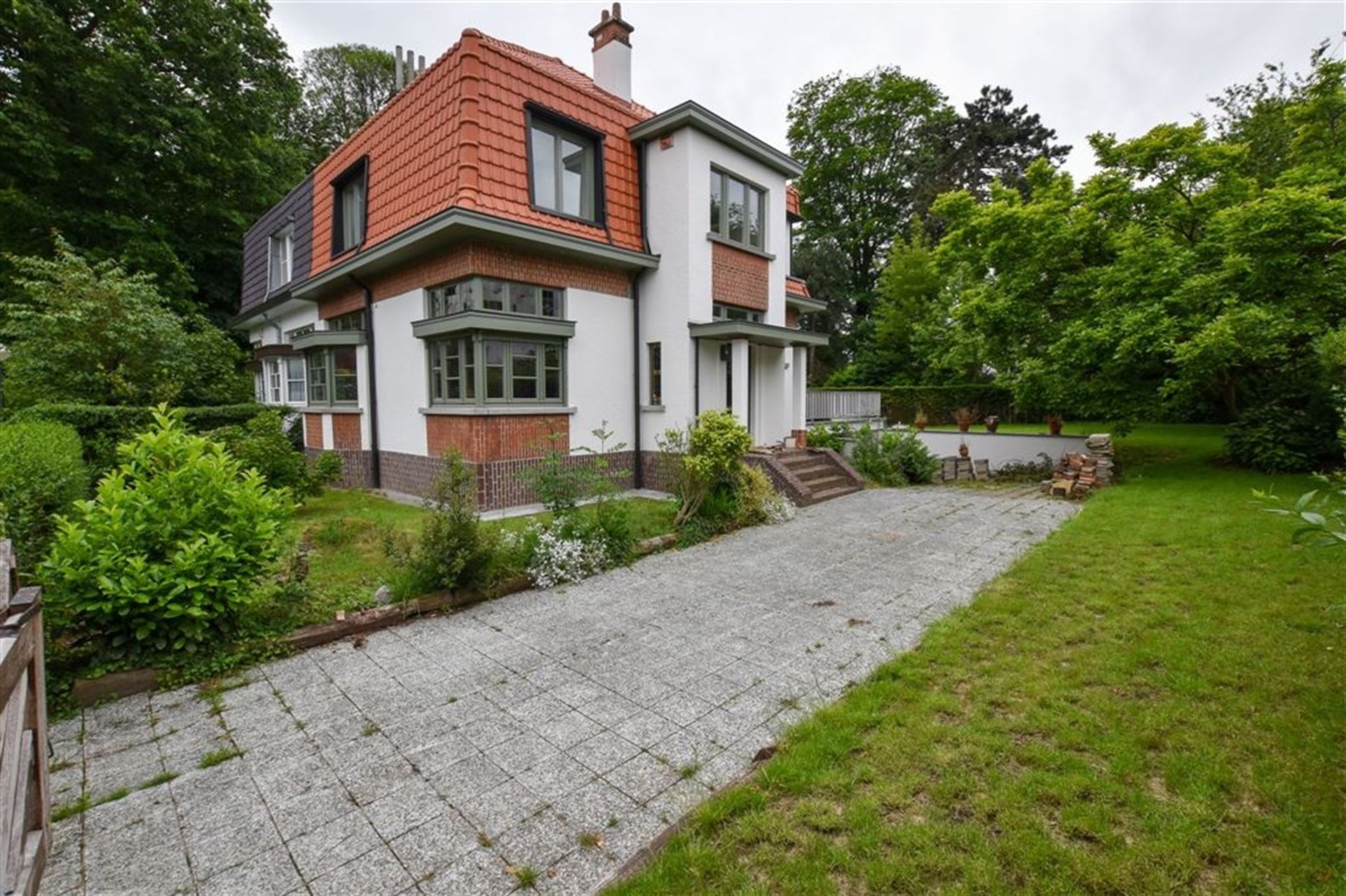 Prachtige, gerenoveerde woning met 4 slaapkamers foto {{pictureIndex}}