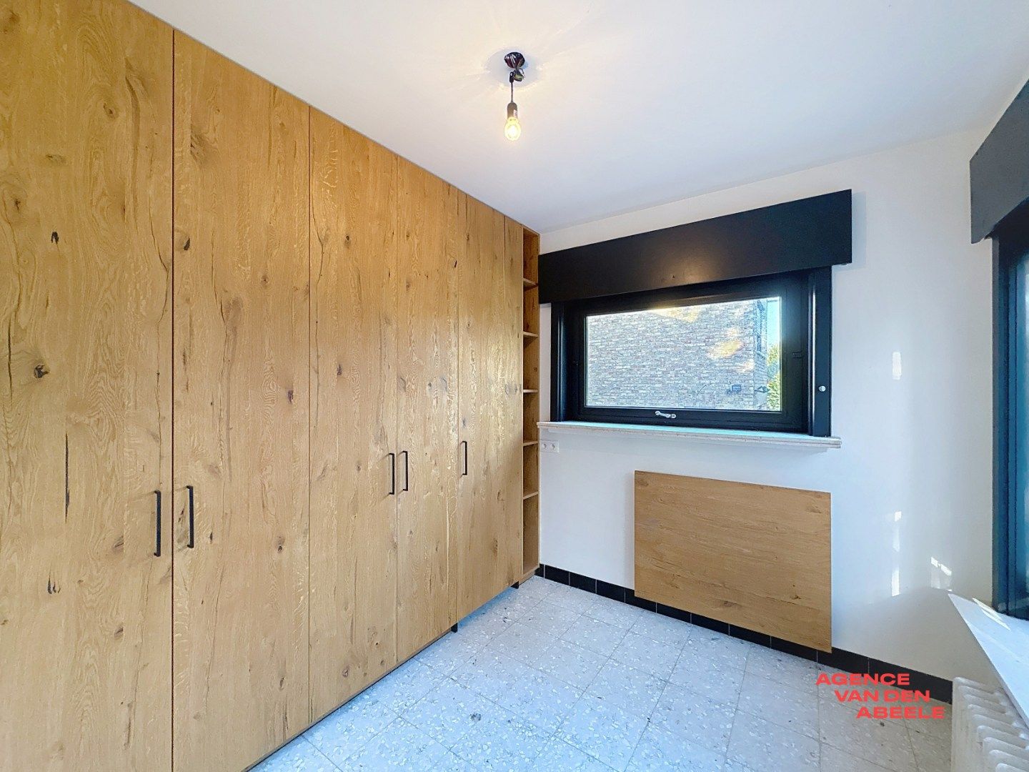 Ruime alleenstaande villa met grote tuin en veranda foto 7