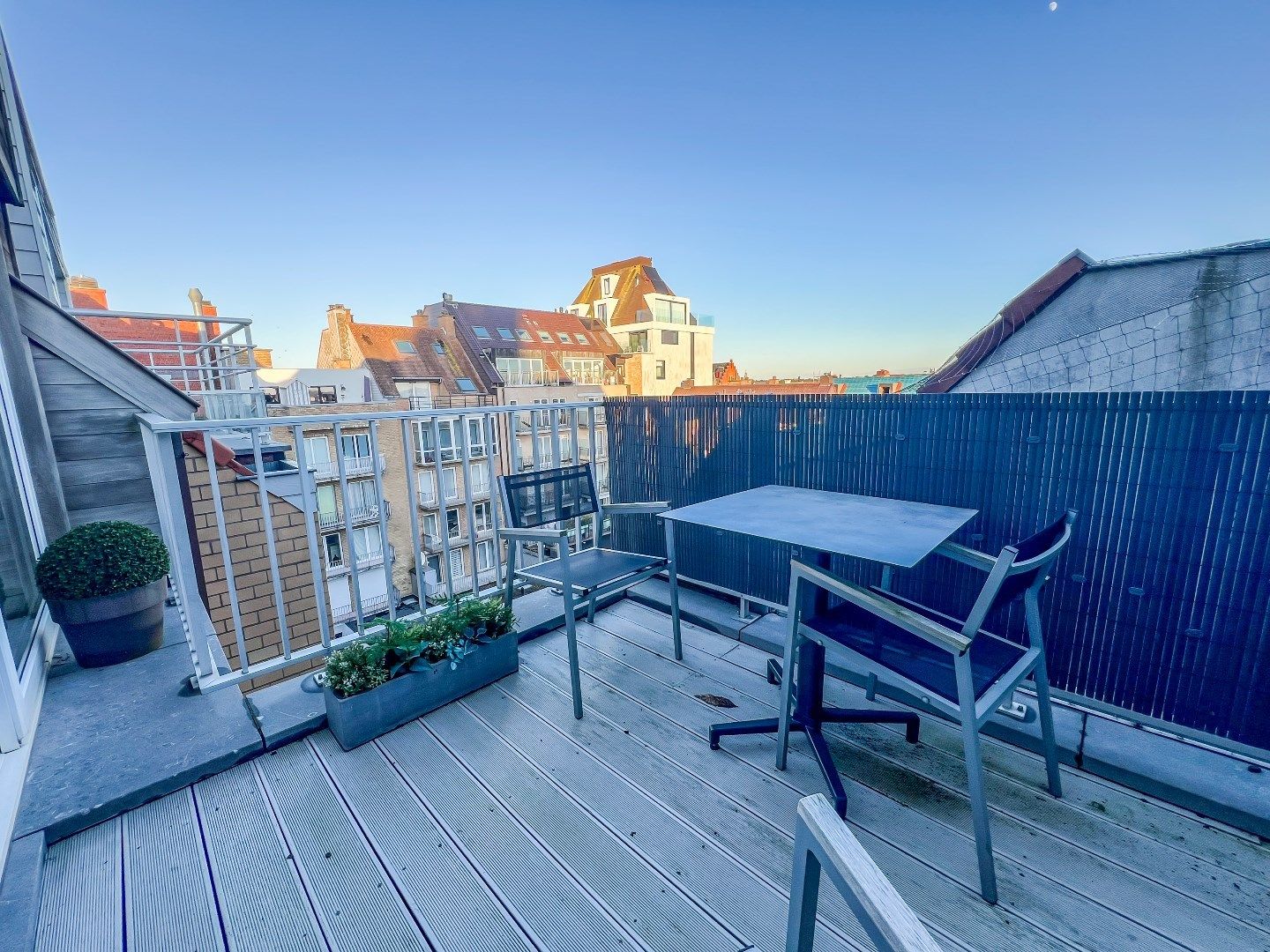 Ruim en lichtrijk doorzonappartement gelegen aan de zonnekant van de Lippenslaan foto 9