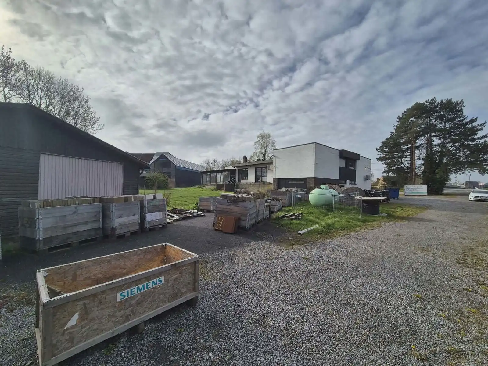 Kantoorgebouw met meerdere bureaus en extra opslagruimte foto 14