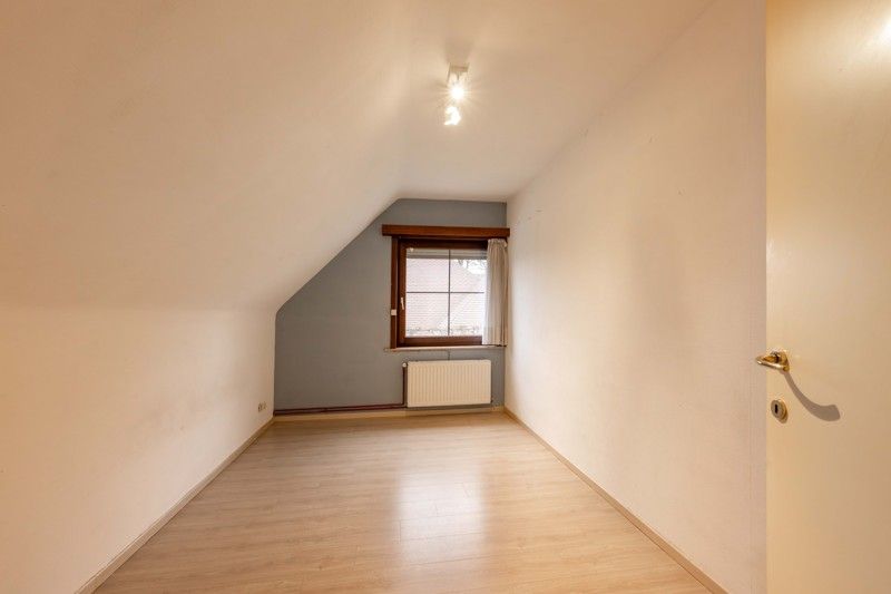 Instapklare halfopen woning met 4 slaapkamers en zonnige tuin TE KOOP in Oostrozebeke! foto 14