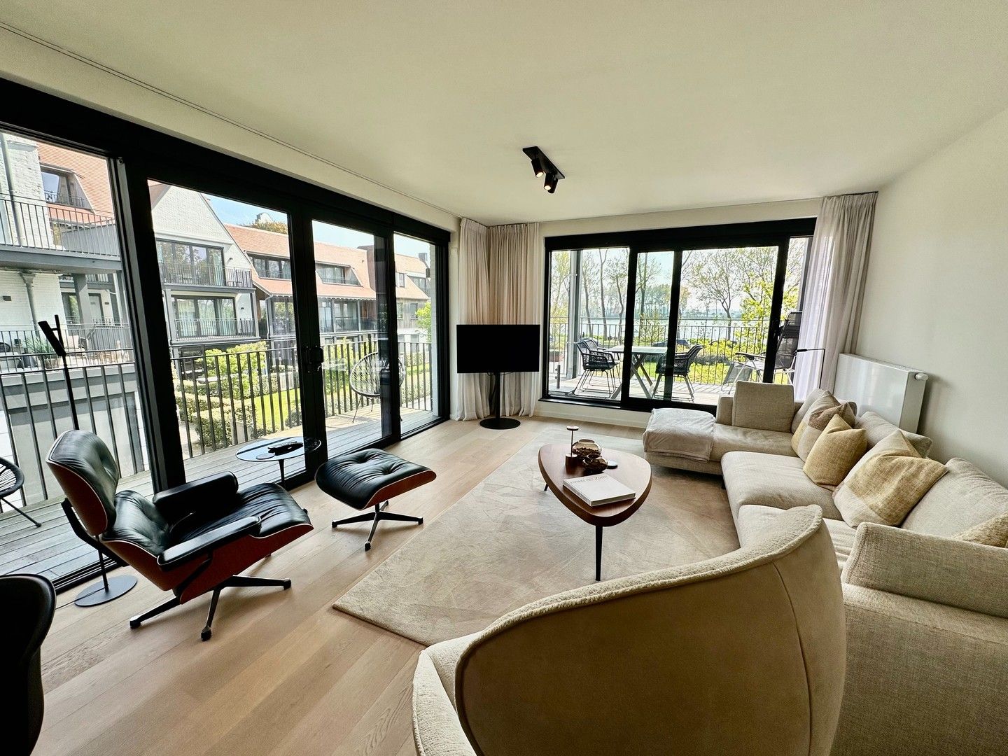 Hoekappartement te huur in Duinenwater met een prachtig zonneterras genietend van het frontaal meerzicht. foto 4