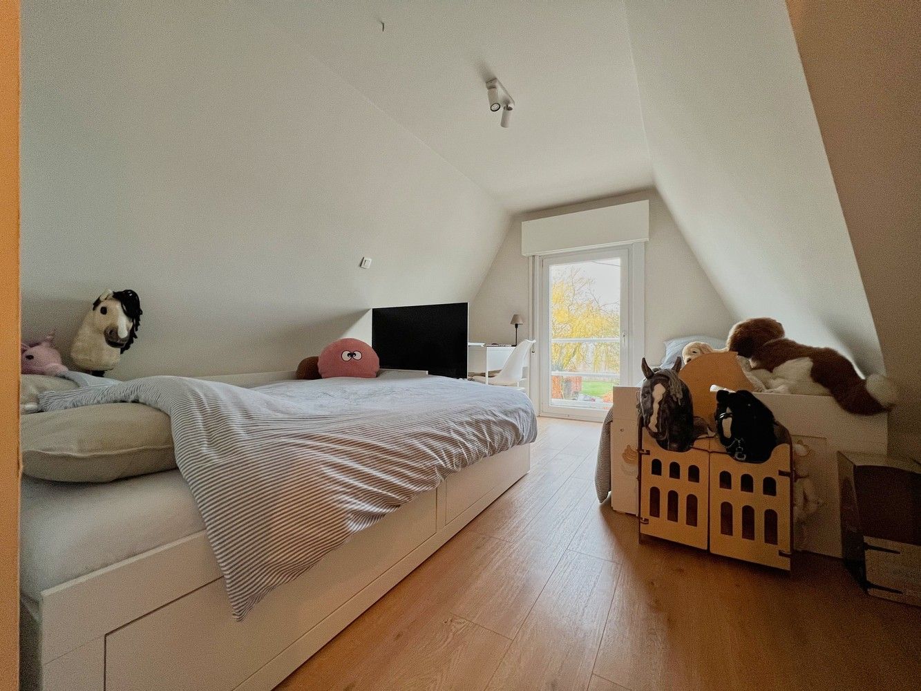 Kwalitatief vernieuwde woning met zonnige tuin (1004m²) foto 15