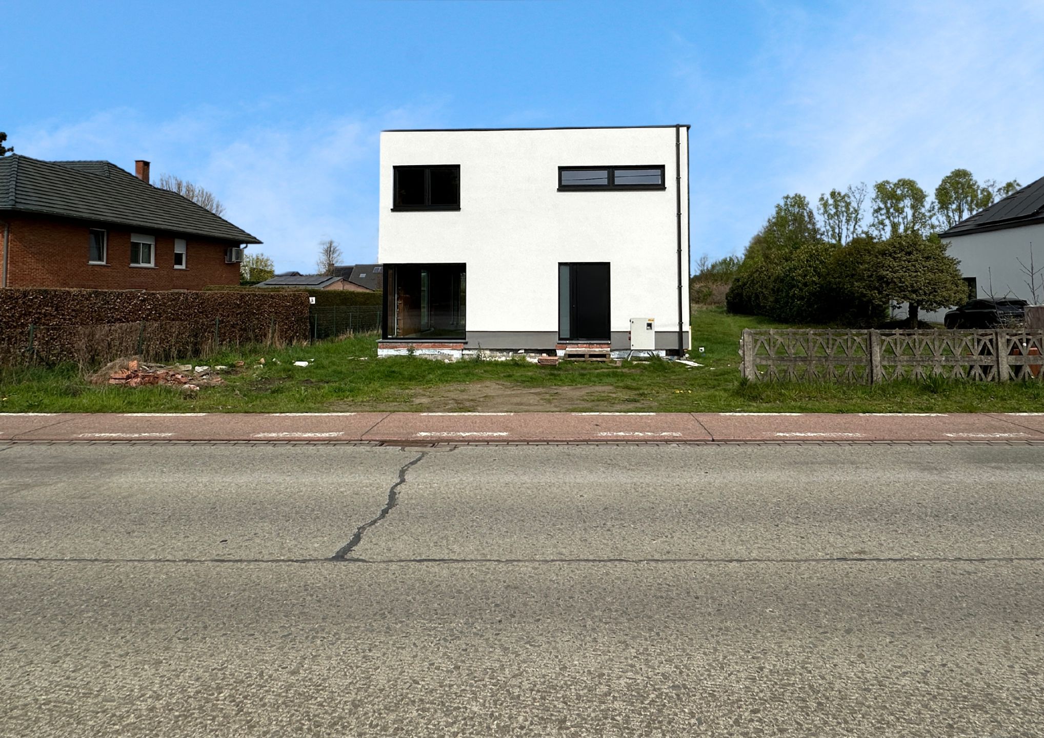 Volledig afgewerkte nieuwbouwwoning met 3 slpk en tuin foto 2