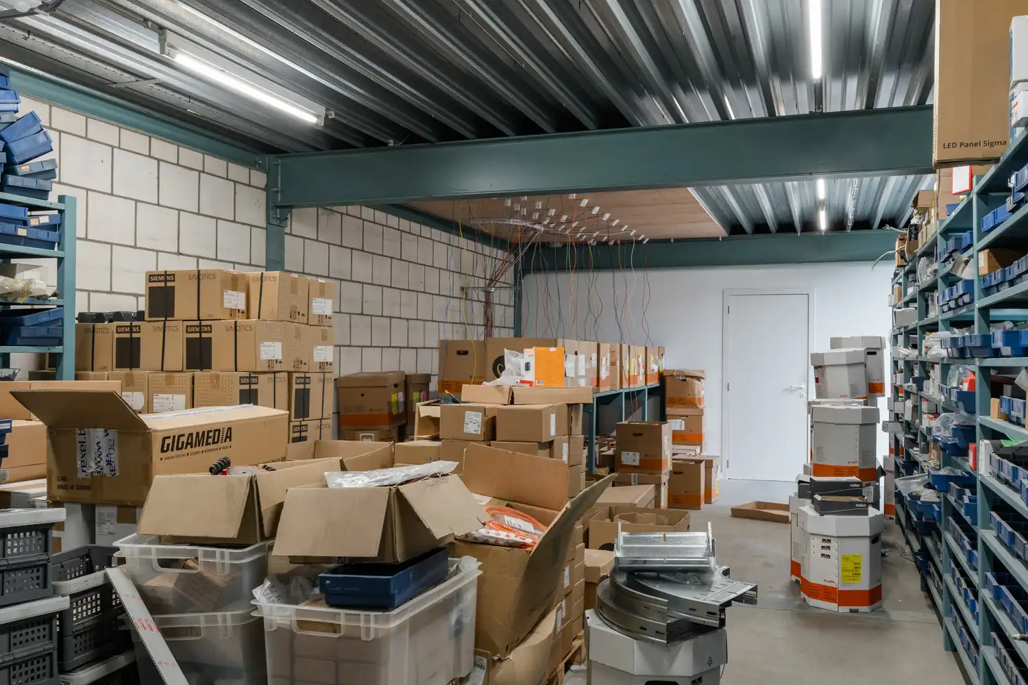 BEDRIJFSPAND MET CONCIERGEWONING foto 98