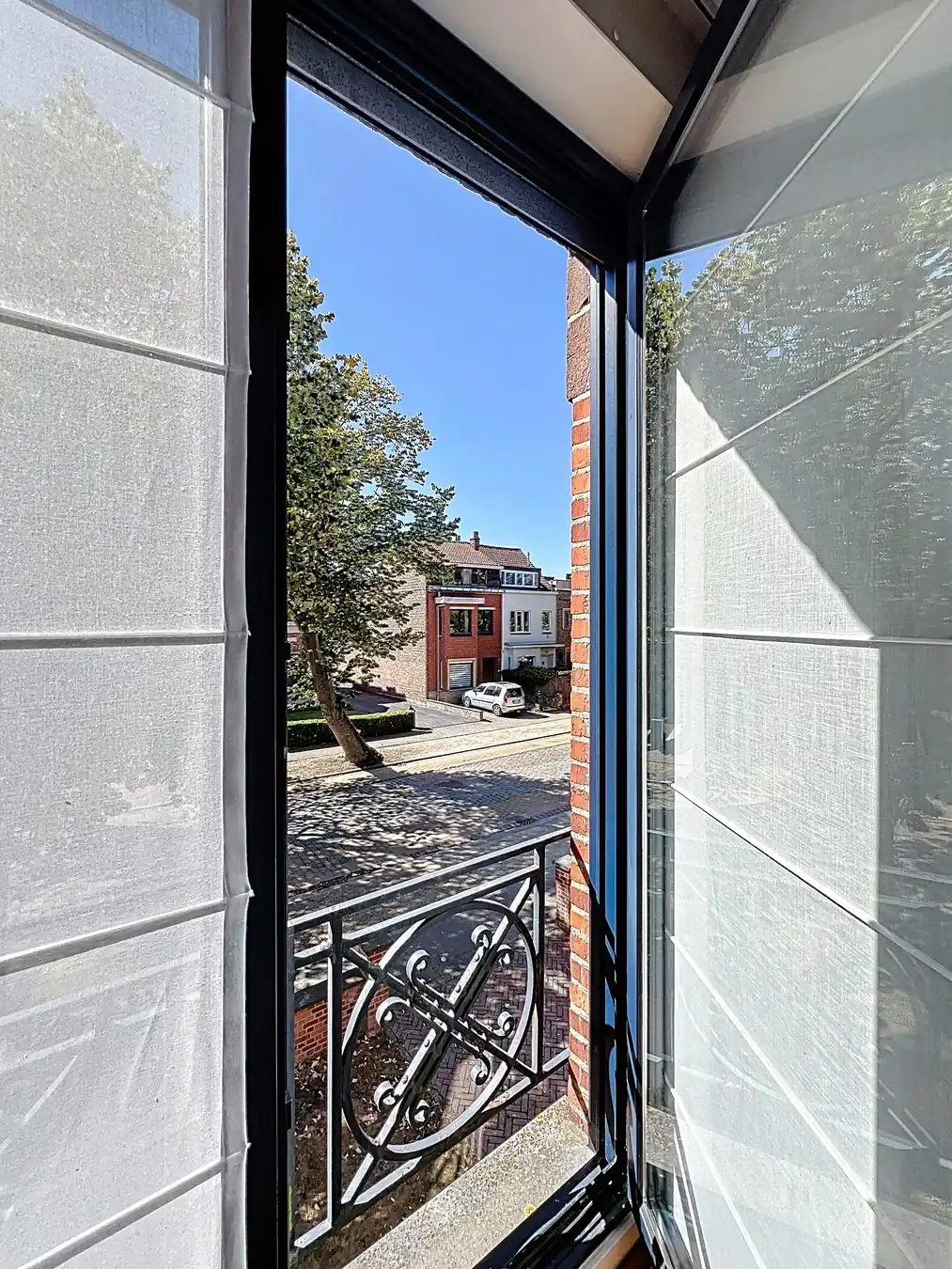 Prachtig HERENHUIS (met o.a. 5 slpk, garage en tuin), apart KANTOOR-gebouw en 630 m2 MAGAZIJNEN op zeer goede ligging te KORTRIJK ! Géén renovatieverplichting! foto 11