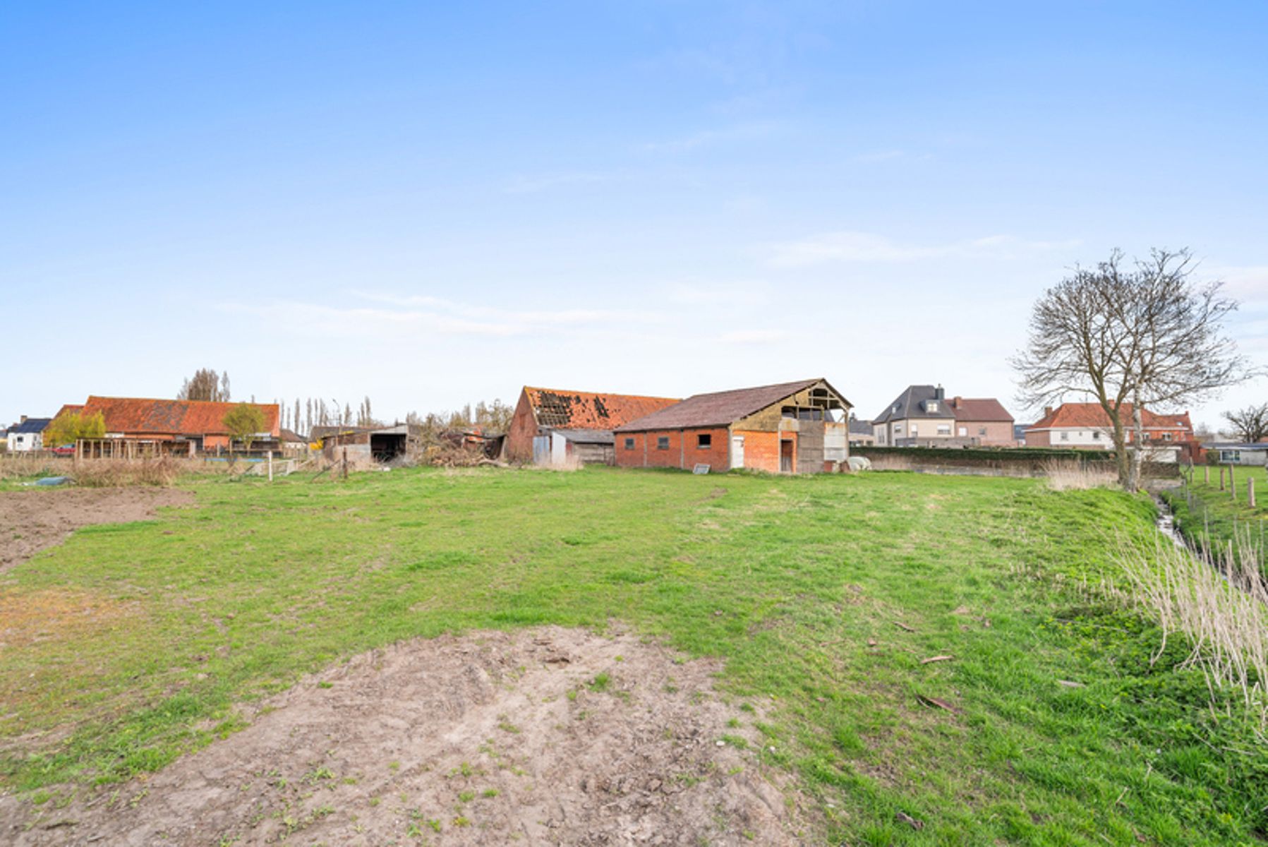 Hoeve met bijgebouwen op circa 1,2 ha foto 24