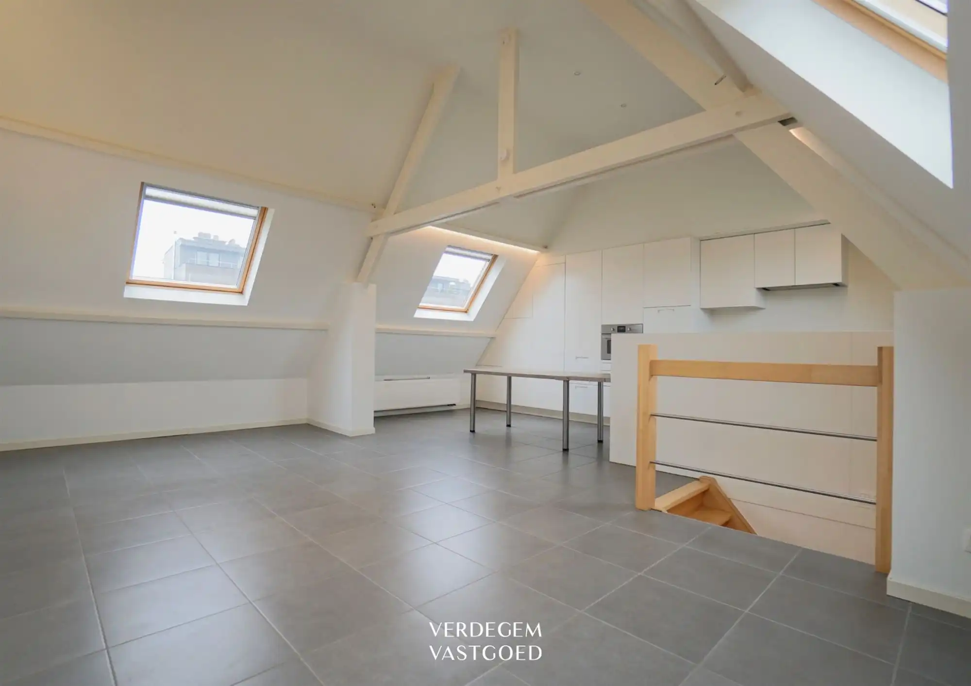 Instapklaar duplexappartement met karaktervolle leefruimte en 2 slaapkamers foto 2