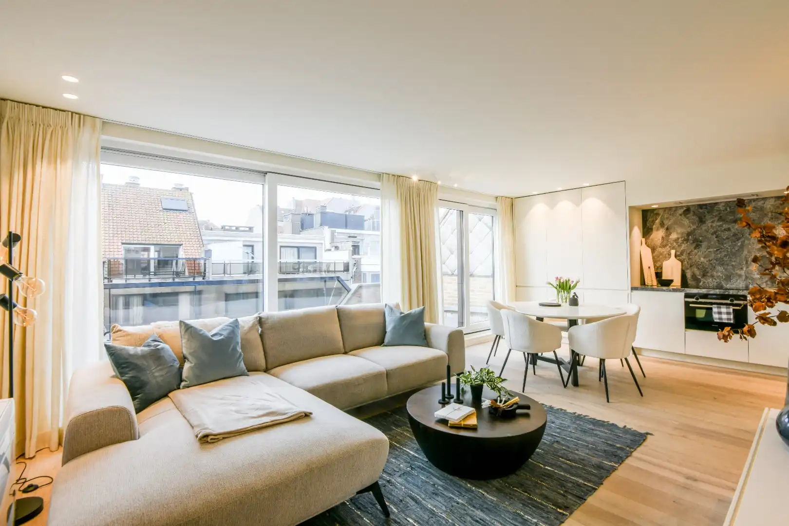 Prachtig gerenoveerd appartement vlakbij de zeedijk met mooie, zonnige terrassen. foto {{pictureIndex}}