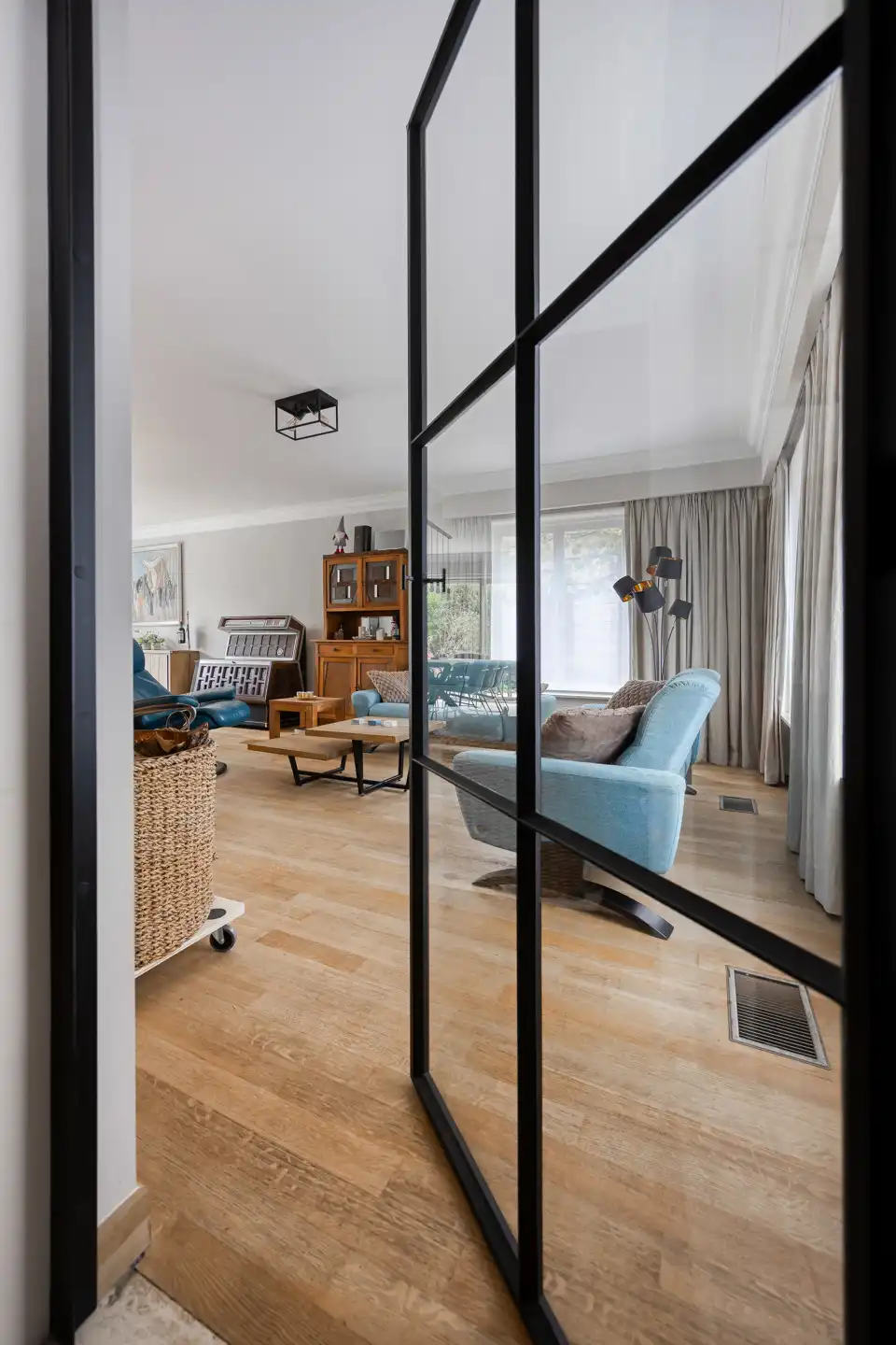 Karaktervolle en ruime vrijstaande woning met prachtige tuin foto 2