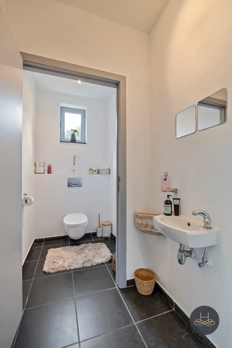 Imposante ruime villa met zwembad en een prachtige tuin foto 36