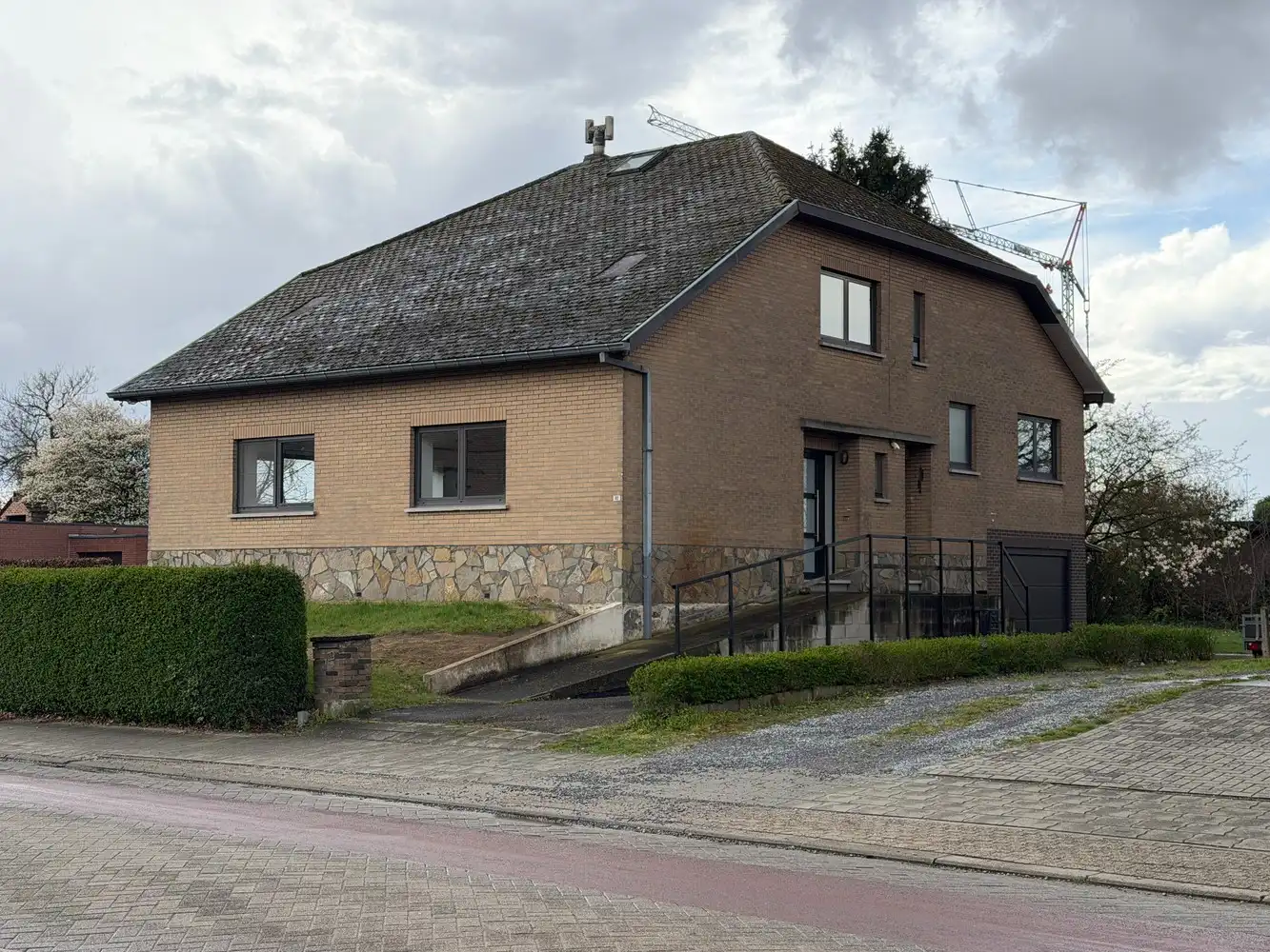 Ruime en lichtrijke vrijstaande woning foto {{pictureIndex}}