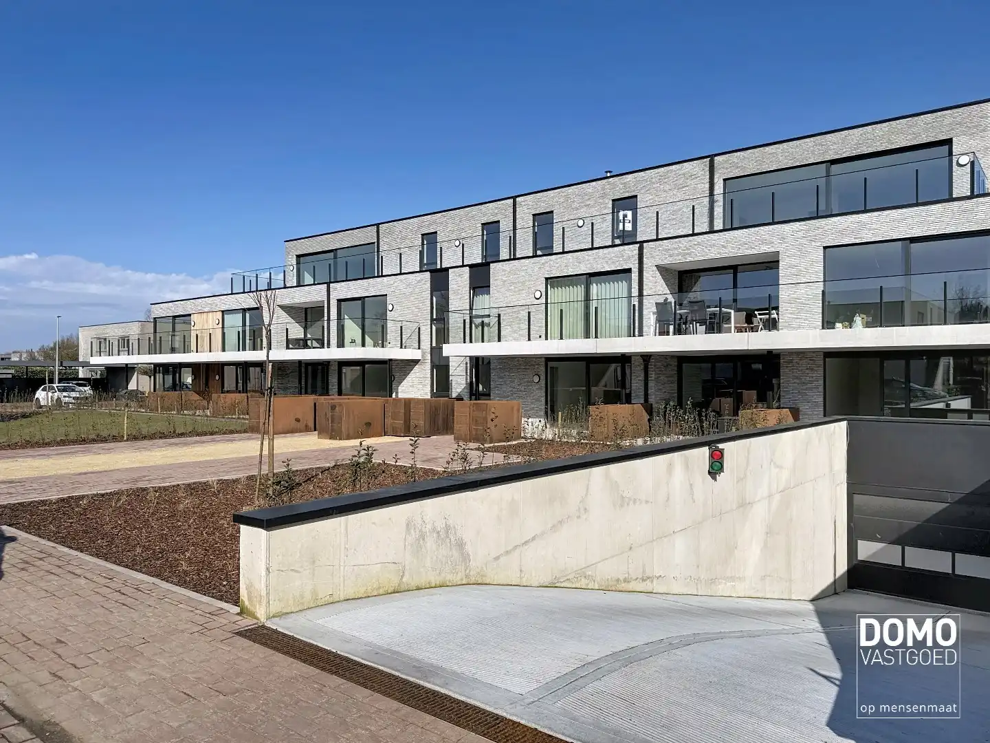 KNAP ARCHITECTURAAL WOONPROJECT IN HET CENTRUM VAN KERMT foto {{pictureIndex}}