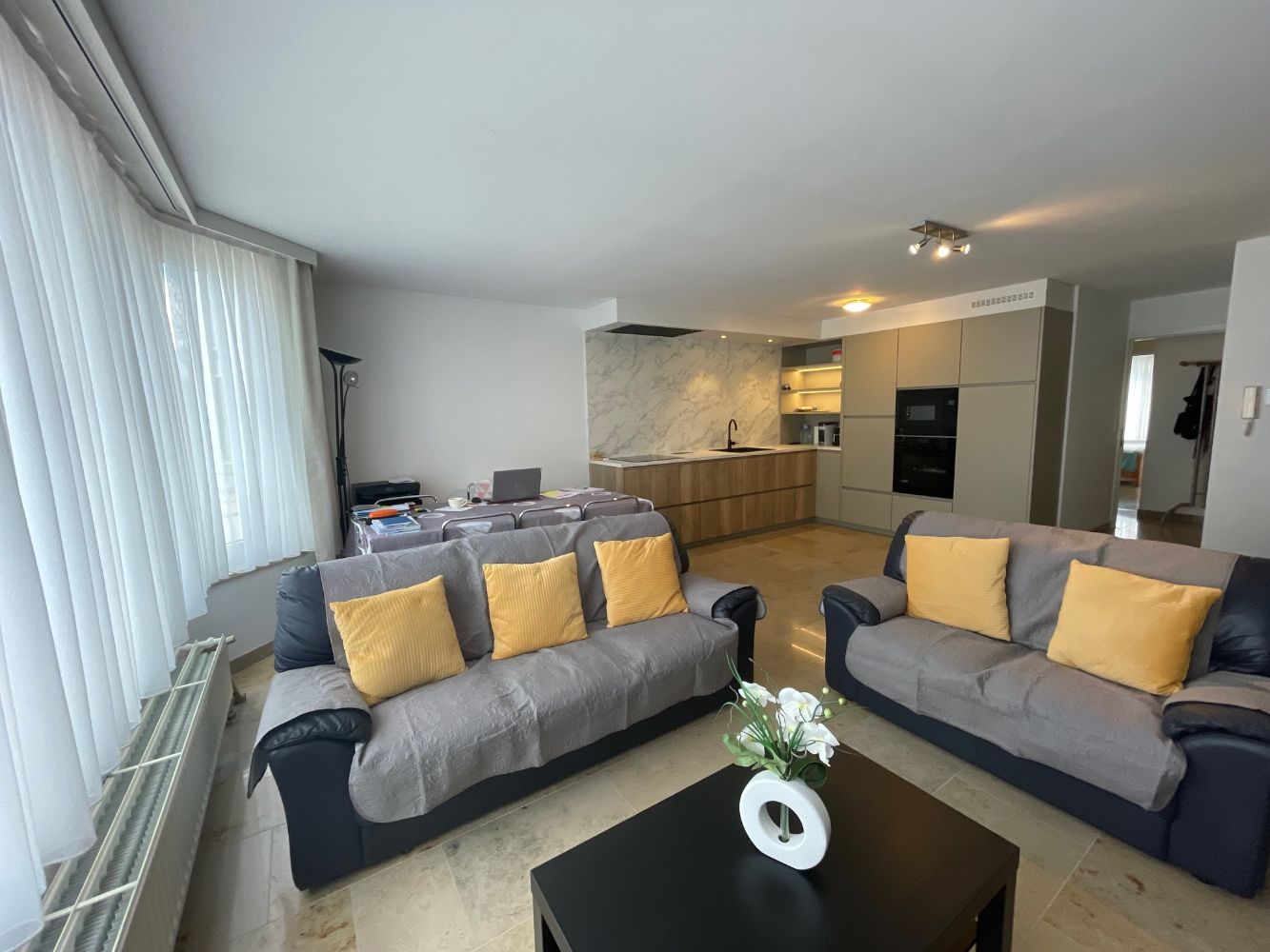 Prachtig ruim appartement met twee slaapkamers en een zongericht terras. foto 3