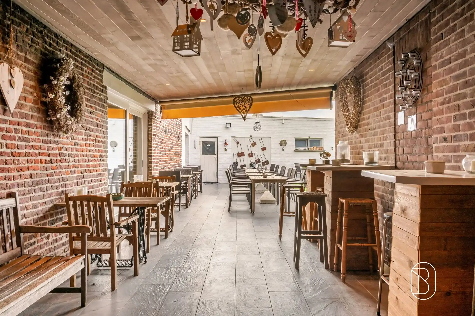 Topgelegen horecazaak met parking, en woonst foto 15