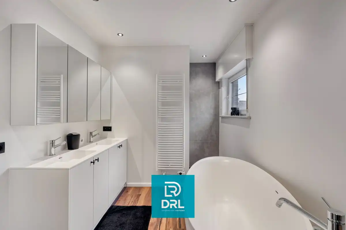 Luxe woning met binnenzwembad en perfect afgescheiden handels- of verhuurgedeelte foto 9