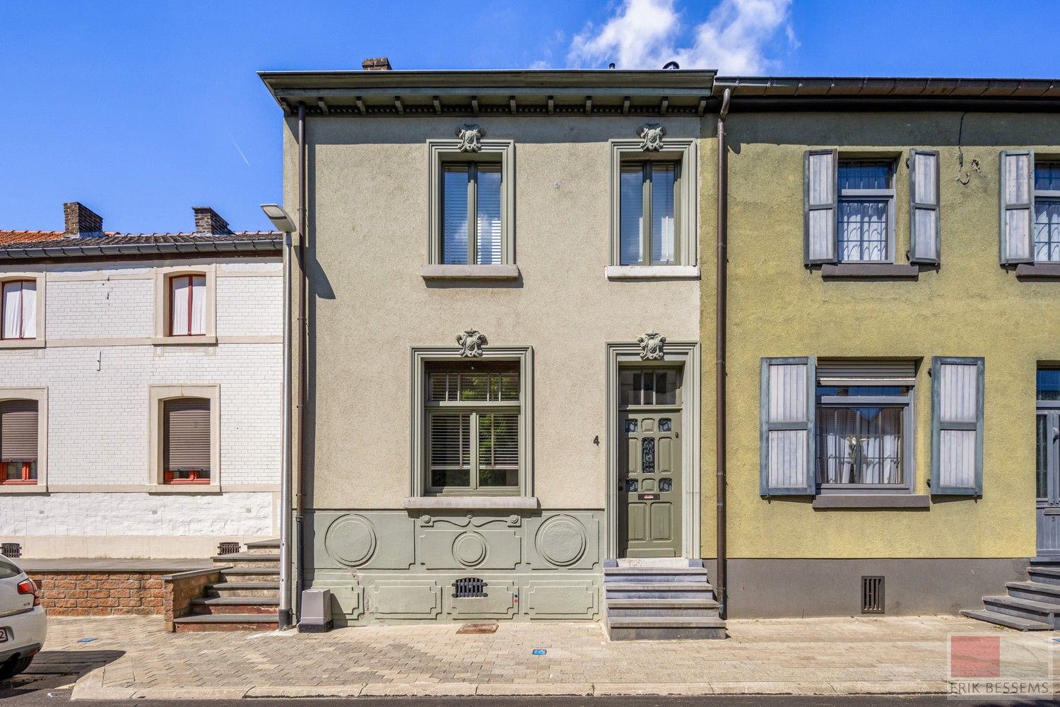 Licht op te frissen woning met drie slaapkamers, gelegen in een gezellige woonomgeving. foto {{pictureIndex}}