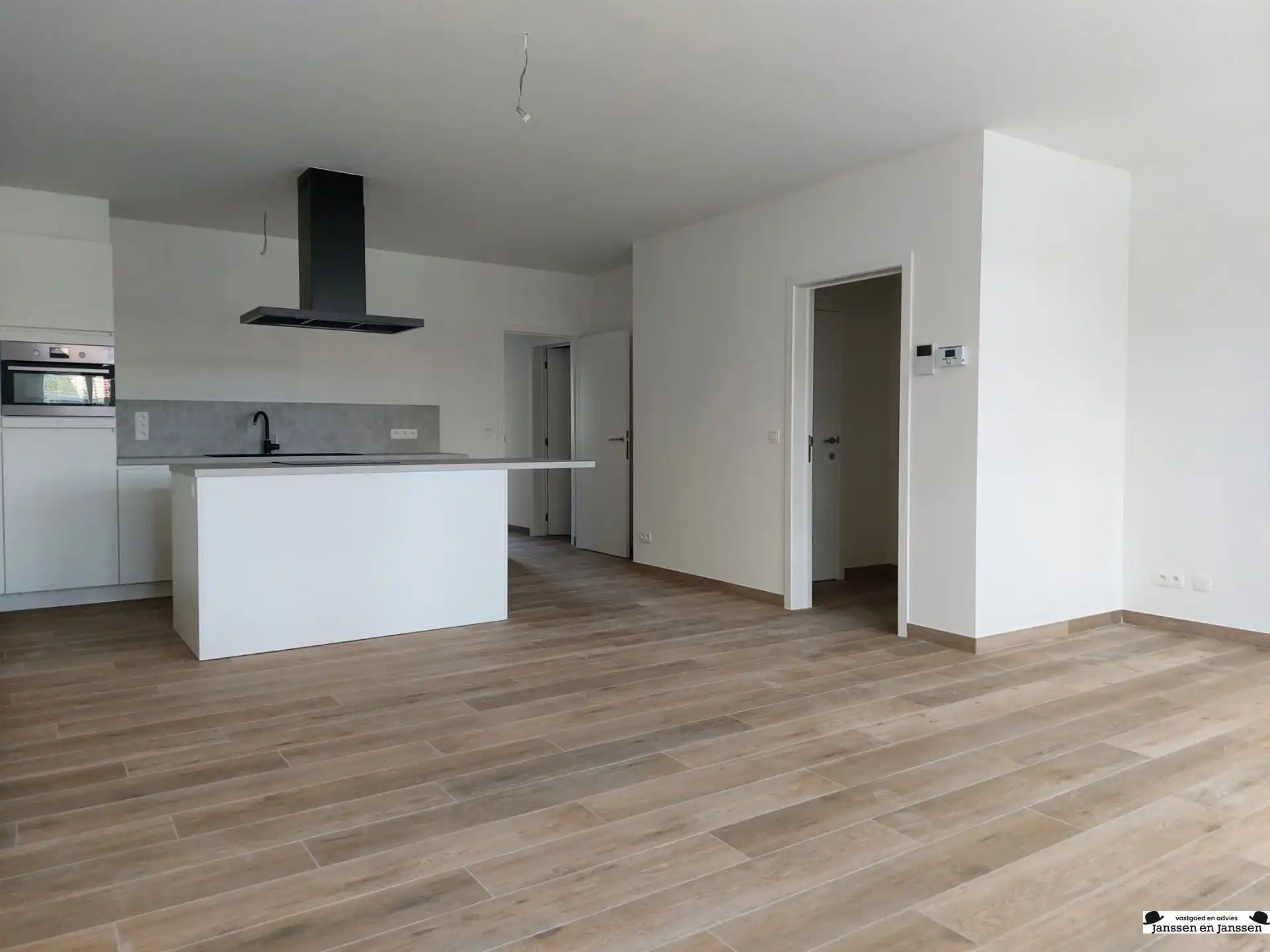 Stijlvol afgewerkt appartement met 2 slpks, twee auto-staanplaatsen en terras in het centrum van Gooreind (ca.100m²) foto 4