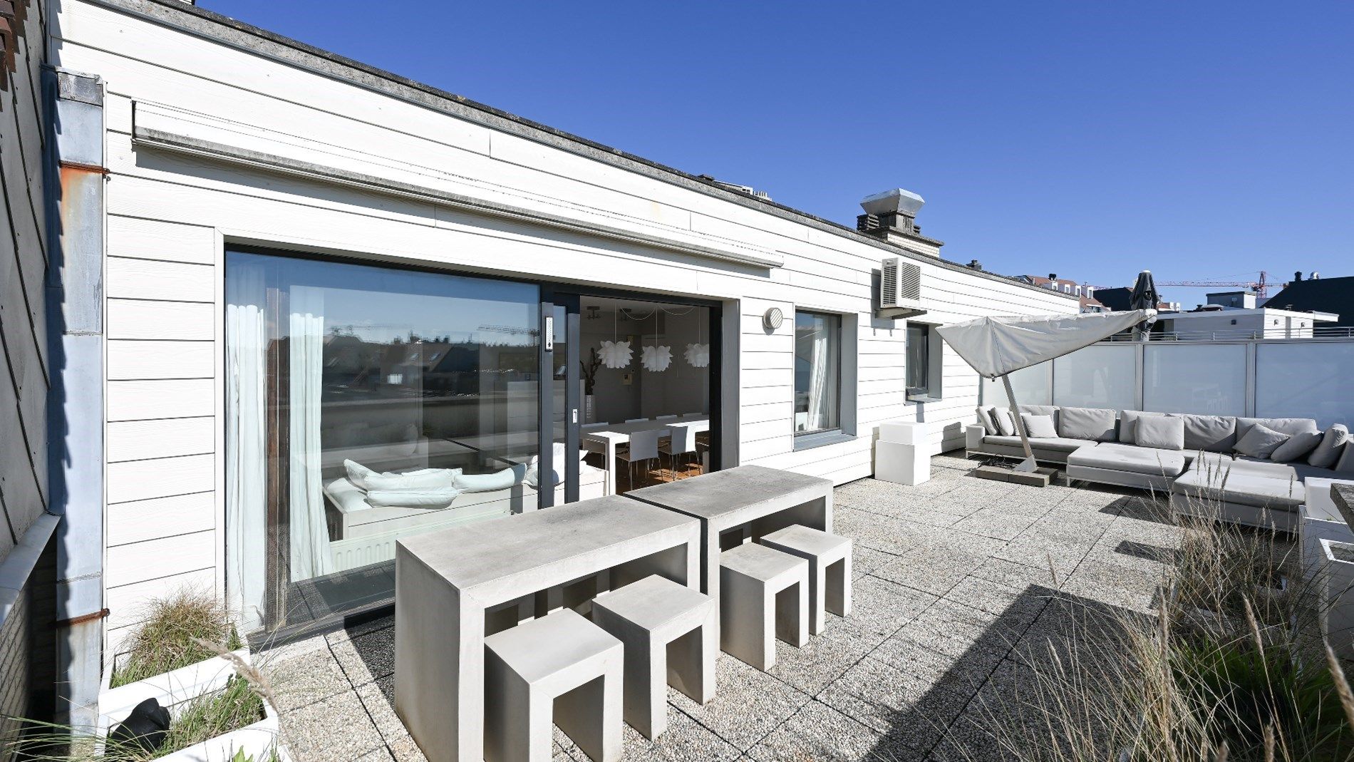 Ongemeubelde penthouse met groot zonneterras met panoramisch zicht over de villa's.  foto 5