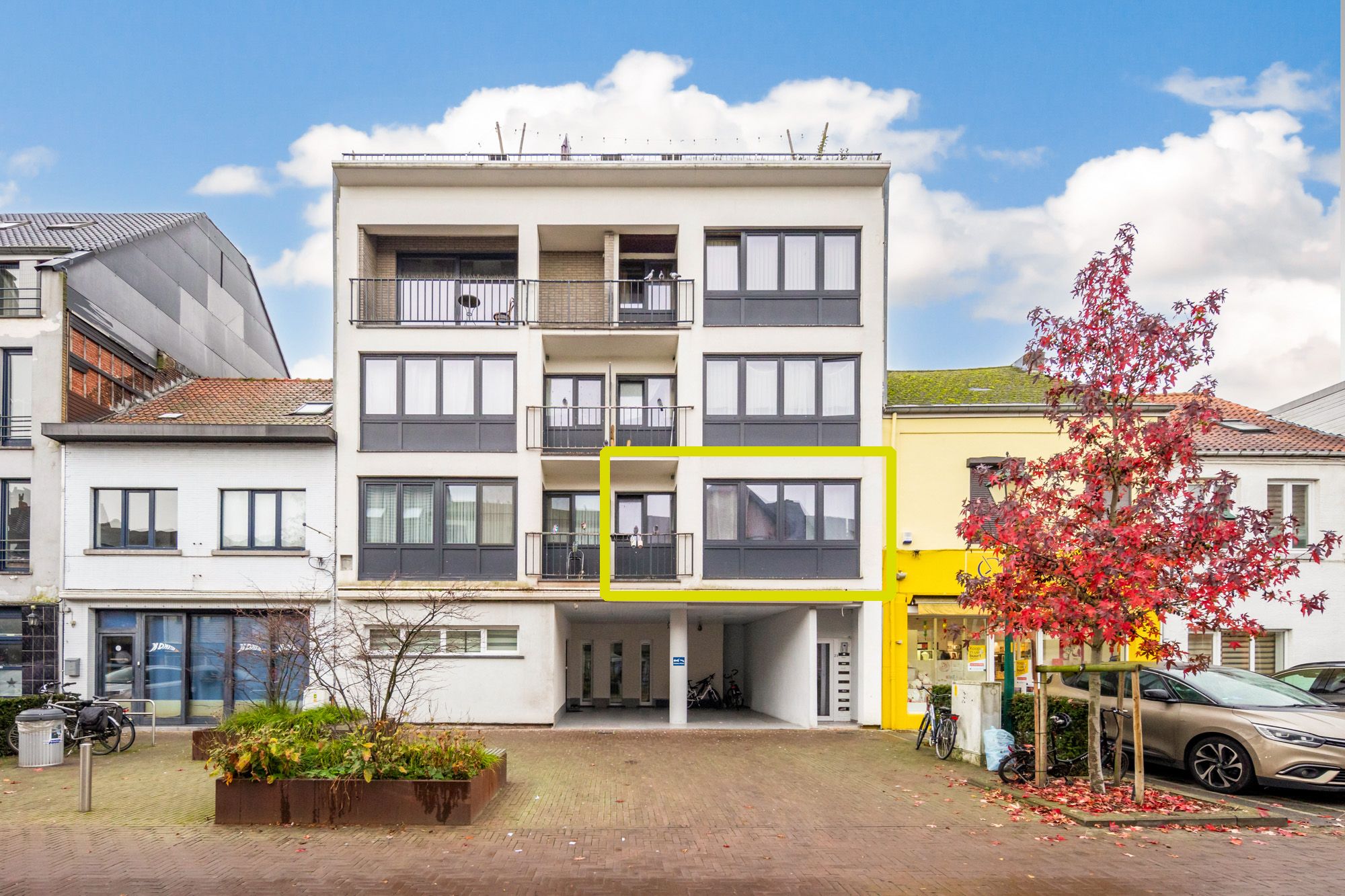 IDEALIS VASTGOED - CENTRAAL GELEGEN 2-SLPKMR APPARTEMENT IN HET CENTRUM VAN LEOPOLDSBURG! – Correct onderhouden appartement op de eerste verdieping (+-88m²) met een aangename leefruimte, aparte keuken, 2 slaapkamers, badkamer en apart toilet. Het appartement beschikt tevens over een lift en een privatieve kelder. Geschikt voor zij die zoeken naar betaalbaar wonen in het centrum van Leopoldsburg. foto {{pictureIndex}}