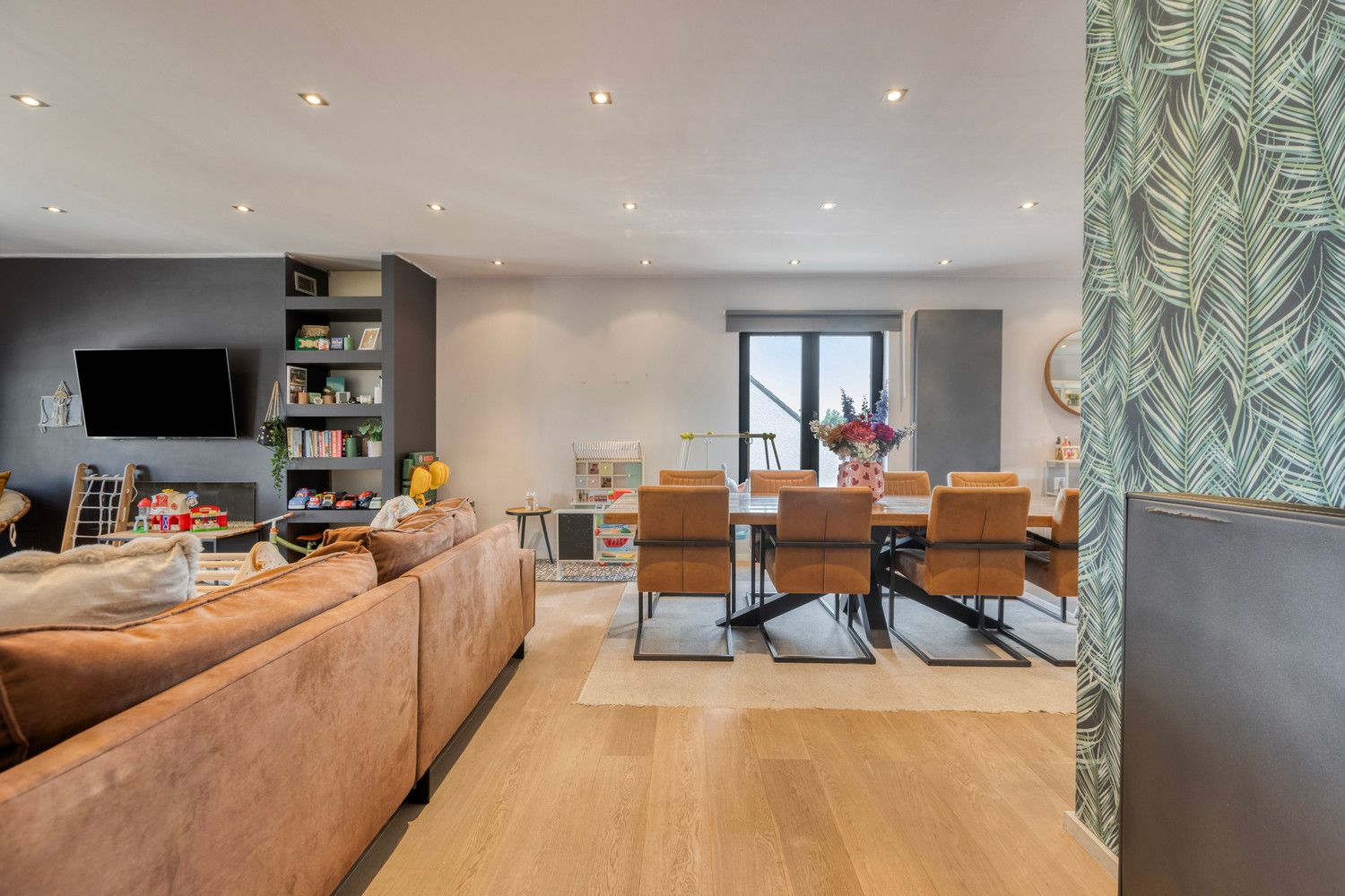 ZEER RUIM EN INSTAPKLAAR DUPLEX APPARTEMENT MET 3 SLPKS! foto 12