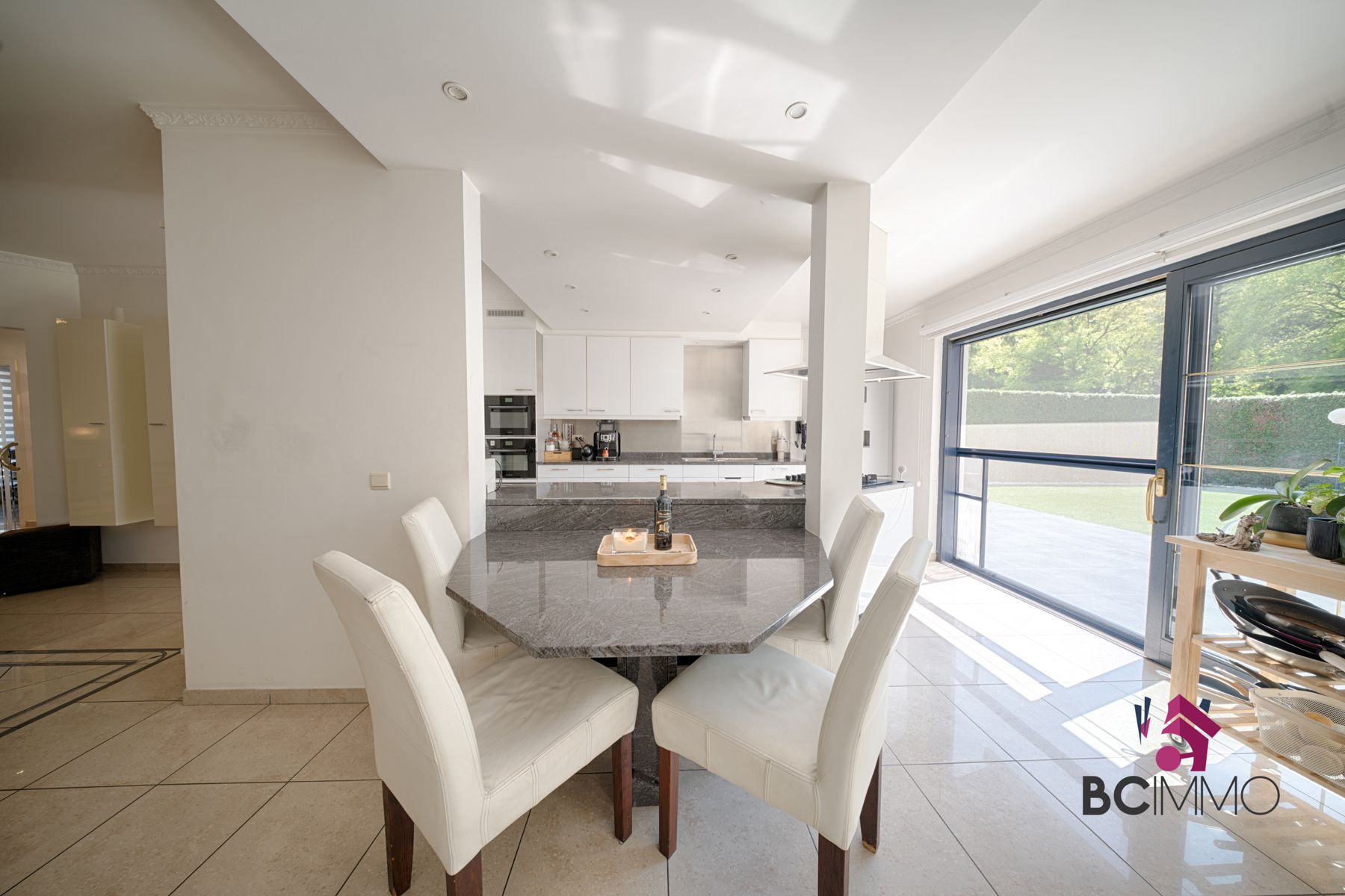 Instapklaar gelijkvloers appartement met tuin, dubbele garage en staanplaatsen te Genk foto 5