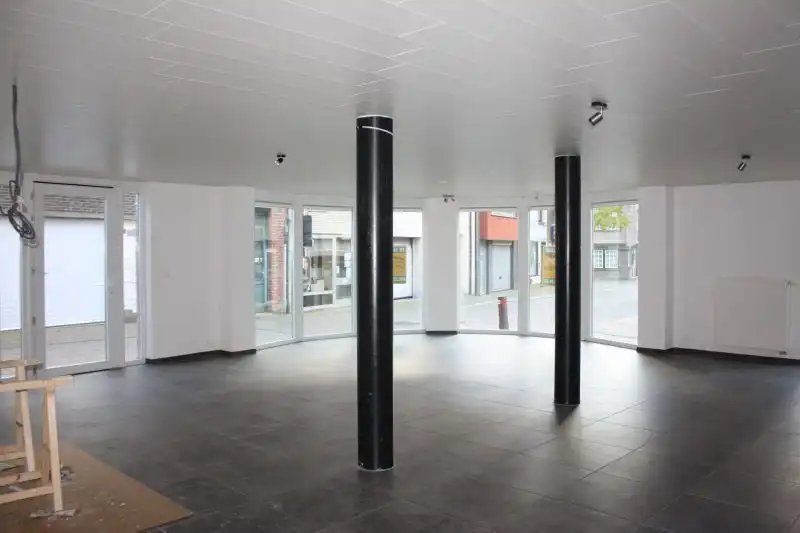 Ruim handelspand op 30 meter van de markt. foto 2