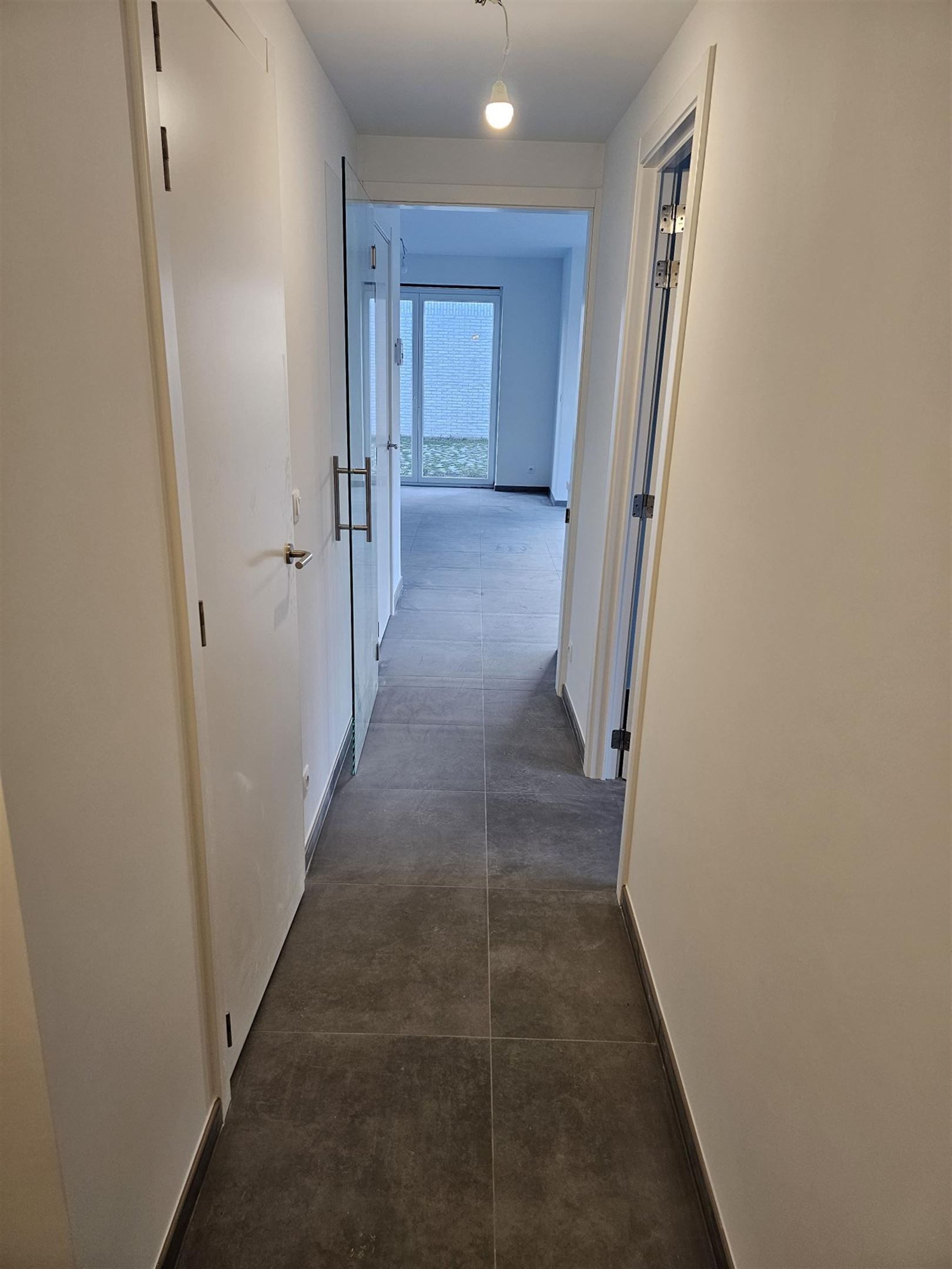 Rustig gelegen nieuwbouwappartement met één slaapkamer en ruime garage. foto 3