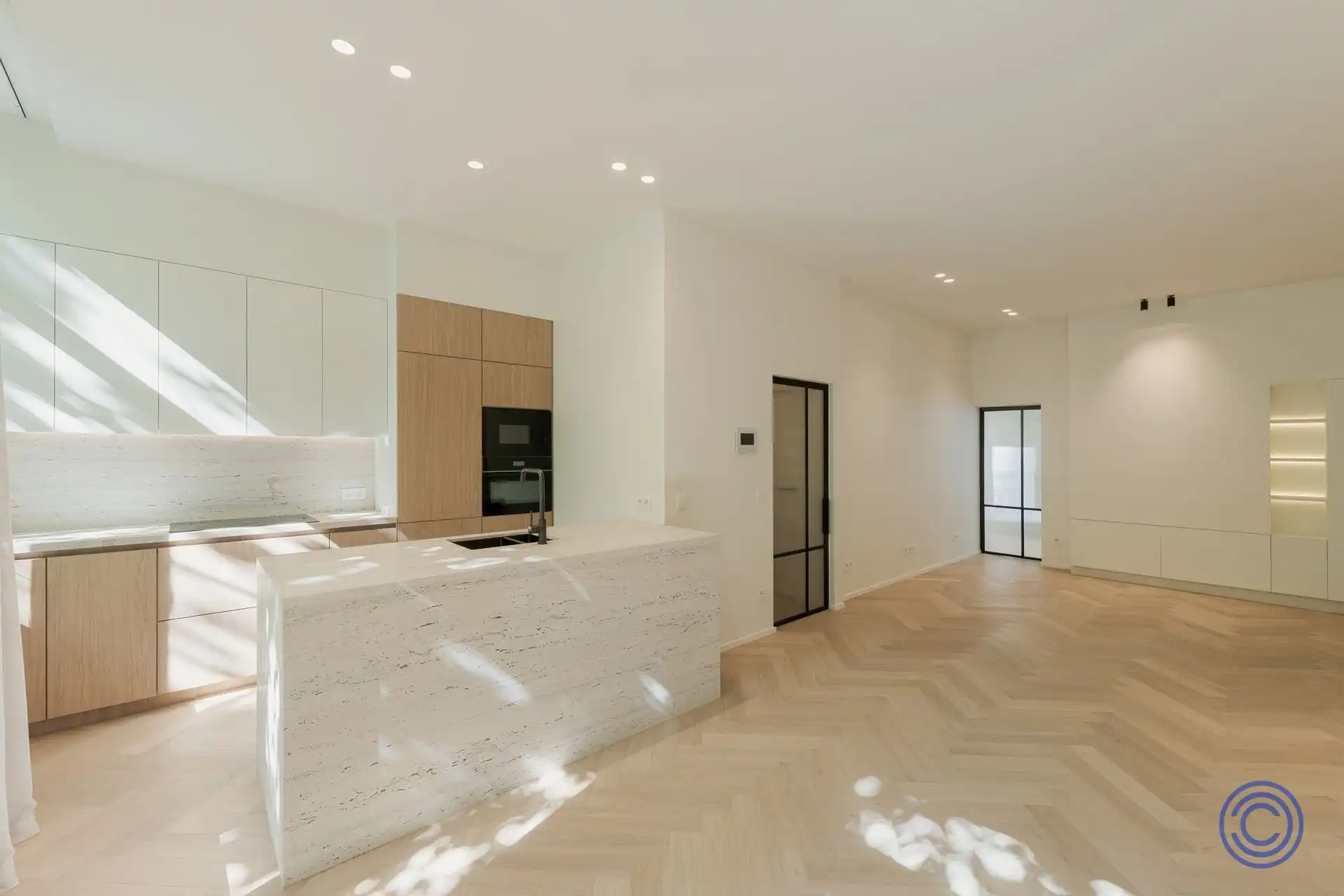Stijlvol wonen nabij de Marnixplaats – luxueus gerenoveerd appartement met terras foto 7