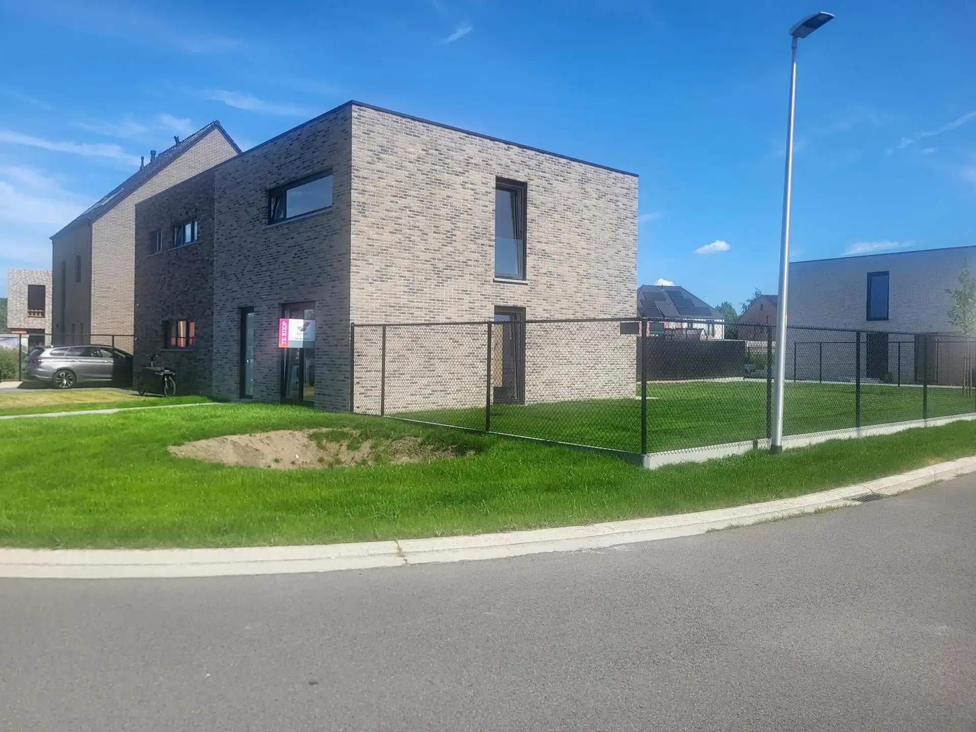 Halfopen eengezinswoning met carport en 3 slaapkamers foto 6