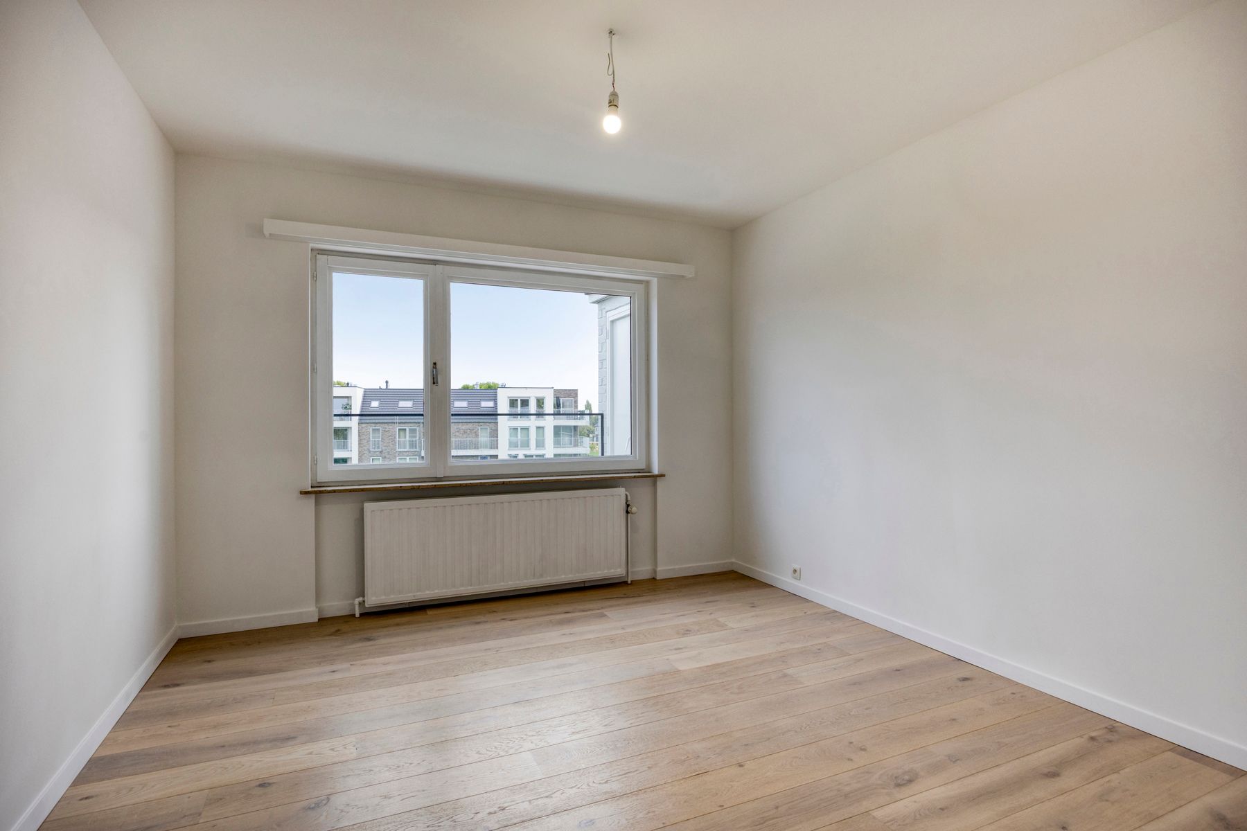 Luxueus gerenoveerd appartement met twee kamers en garage foto 15