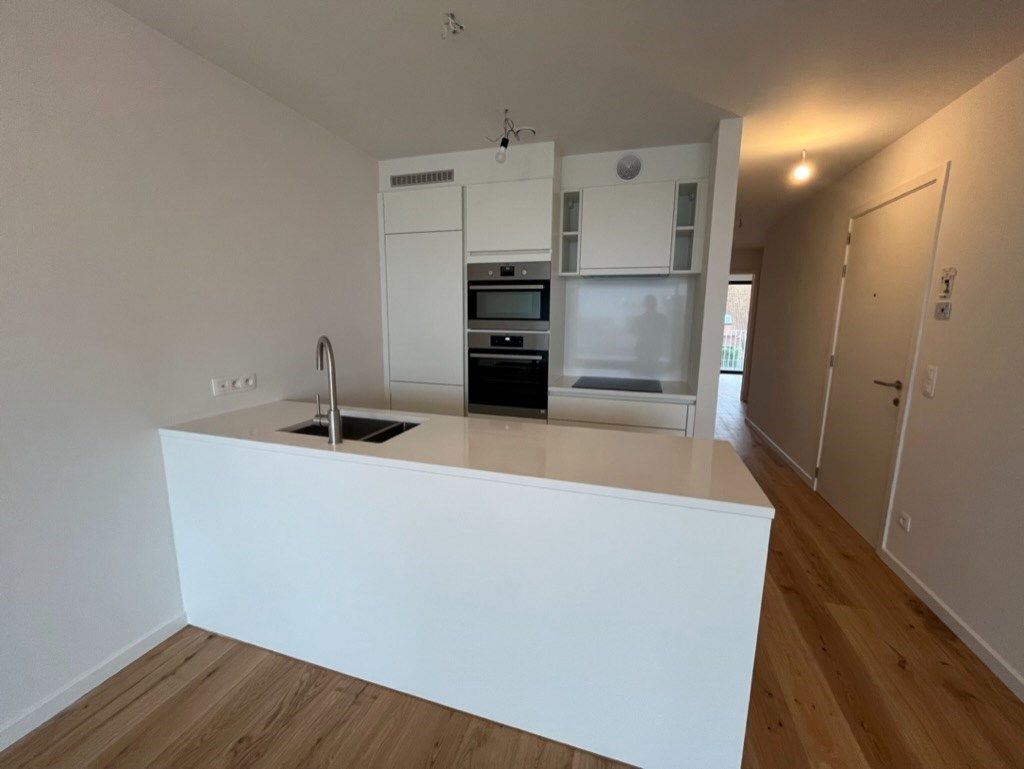 ONGEMEUBELD - Nieuwbouw appartement met 2 slaapkamers gelegen op de Lippenslaan te Knokke (integraal geschilderd). foto 6