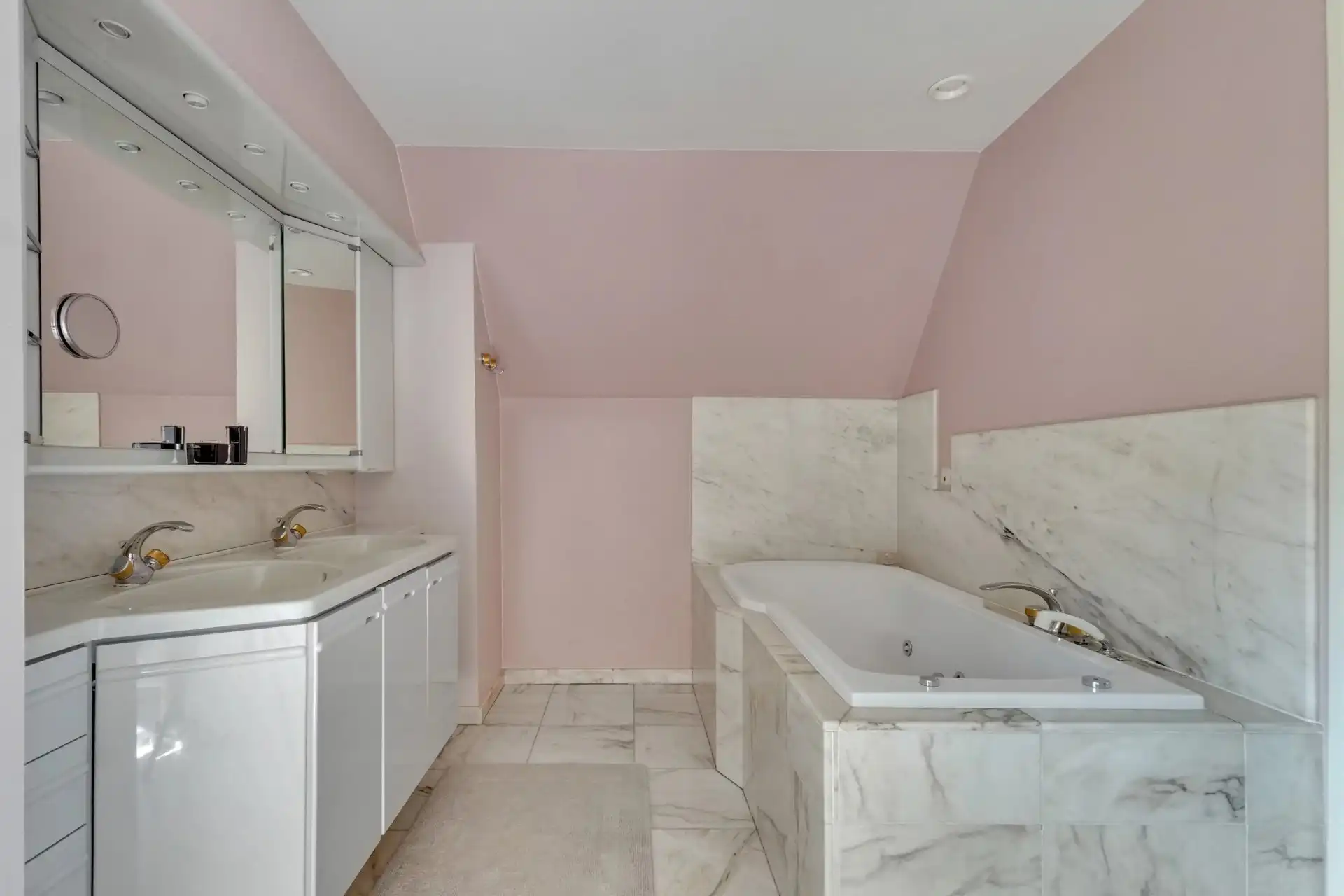 Exclusieve Residentiële Villa met Tijdloze Elegantie en Uitzonderlijk Wooncomfort foto 8