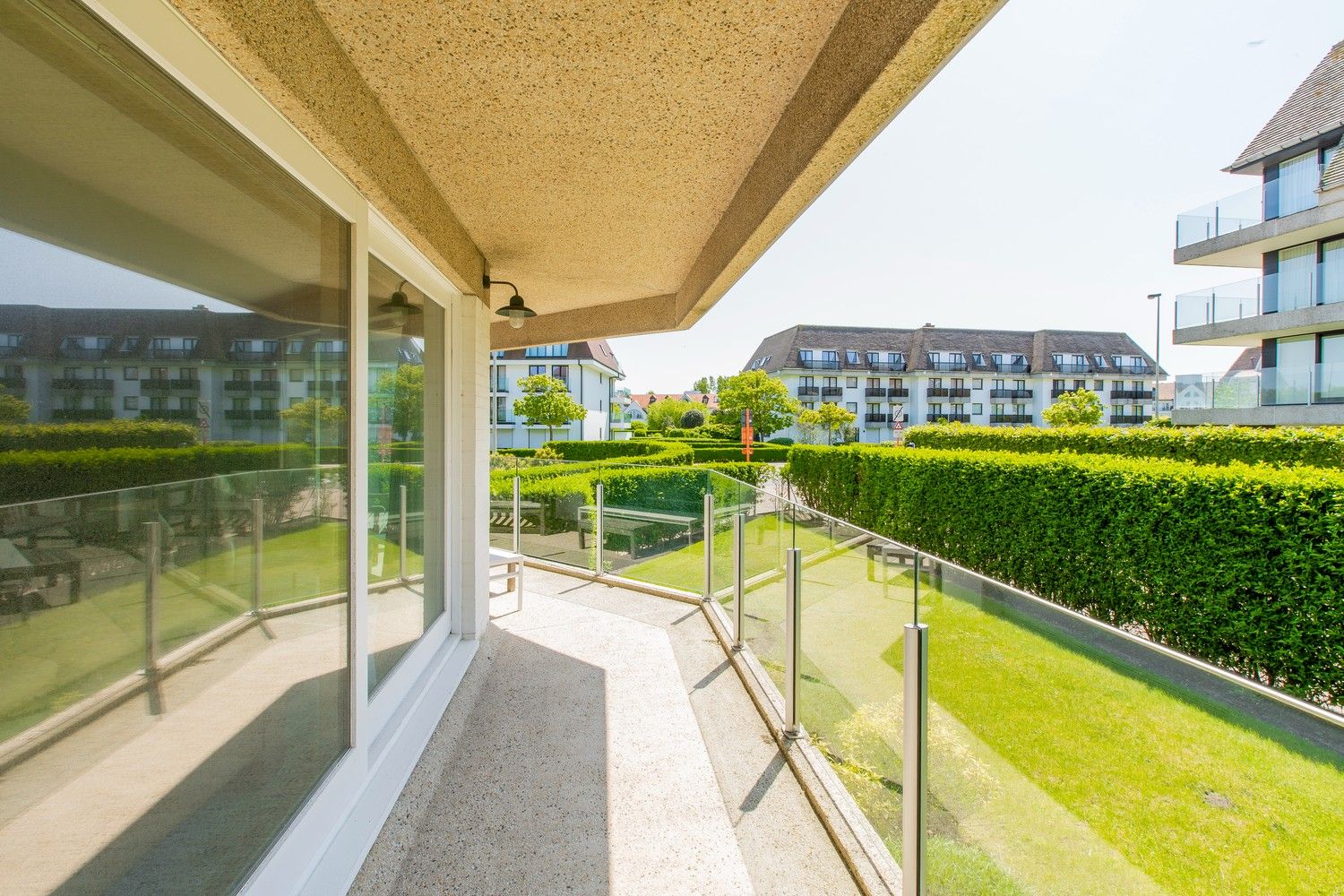 Lichtrijk hoek-appartement van ruim 180m2, rustig gelegen in een standingvolle villaresidentie, op enkele stappen van de zeedijk Albertstrand en de Royal Zoute  foto 7