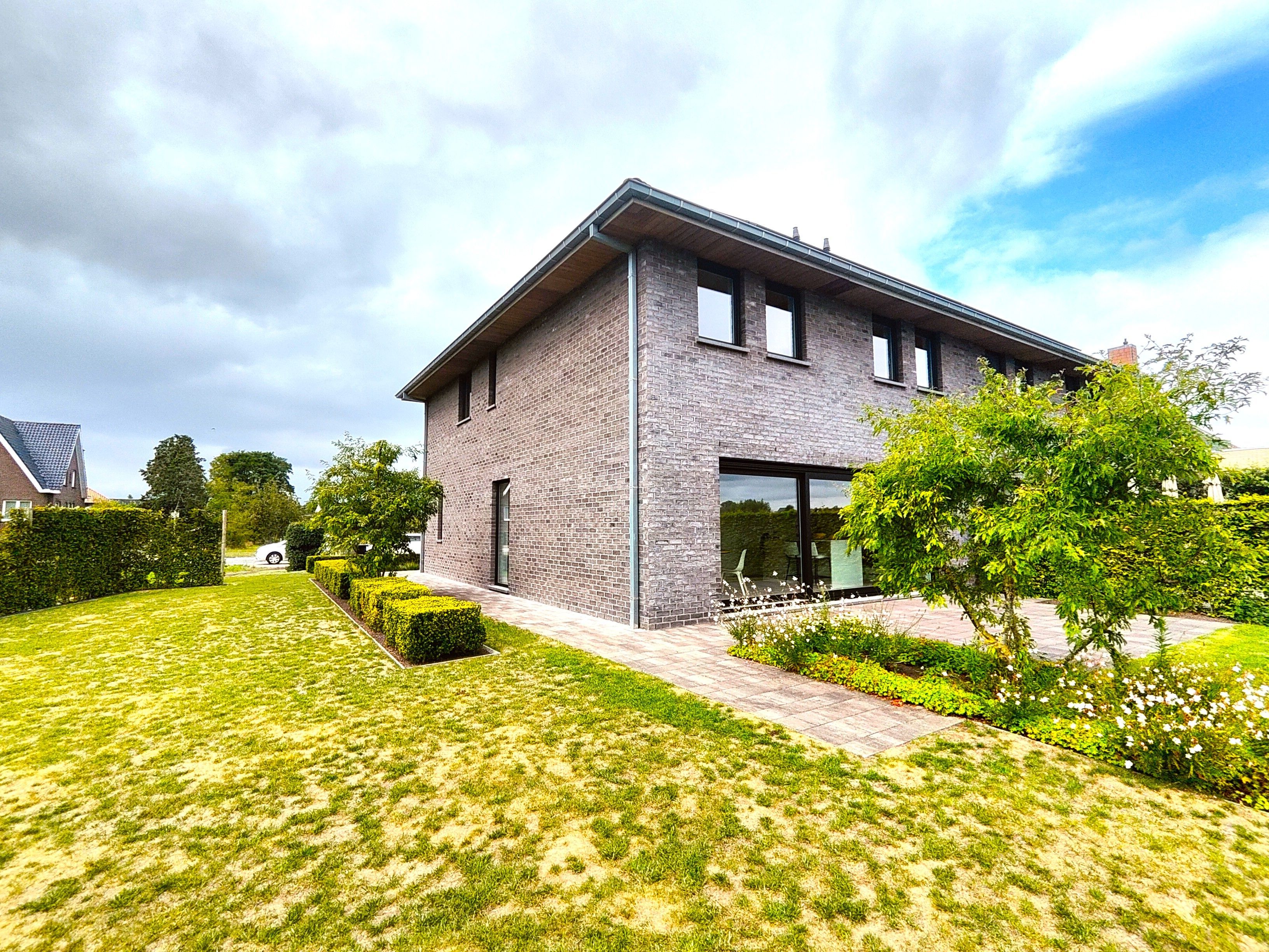 Nieuwbouw half-open woning te koop vlak aan de duinen en het strand, in een rustige woonwijk te Oostende, nabij natuurgebieden. foto 3