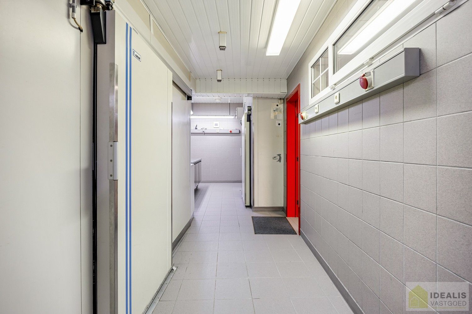 IDEALIS VASTGOED - Aangenaam instapklaar duplexappartement met winkelruimte/werkatelier te Opitter, Bree. Dit ruime duplexappartement omvat +-140 m² netto bewoonbare oppervlakte. Dit multifunctionele pand biedt tal van mogelijkheden dankzij de winkelruimte/het werkatelier van maar liefst +-200m² die vroeger dienst deed als slagerij. Uiterst geschikt voor kandidaten op zoek naar een instapklare woonruimte mét handelsruimte op een gunstige locatie midden in hartje Opitter, Bree! Mogelijkheid wijziging tot ééngezinswoning mits het verkrijgen van een omgevingsvergunning. foto 27