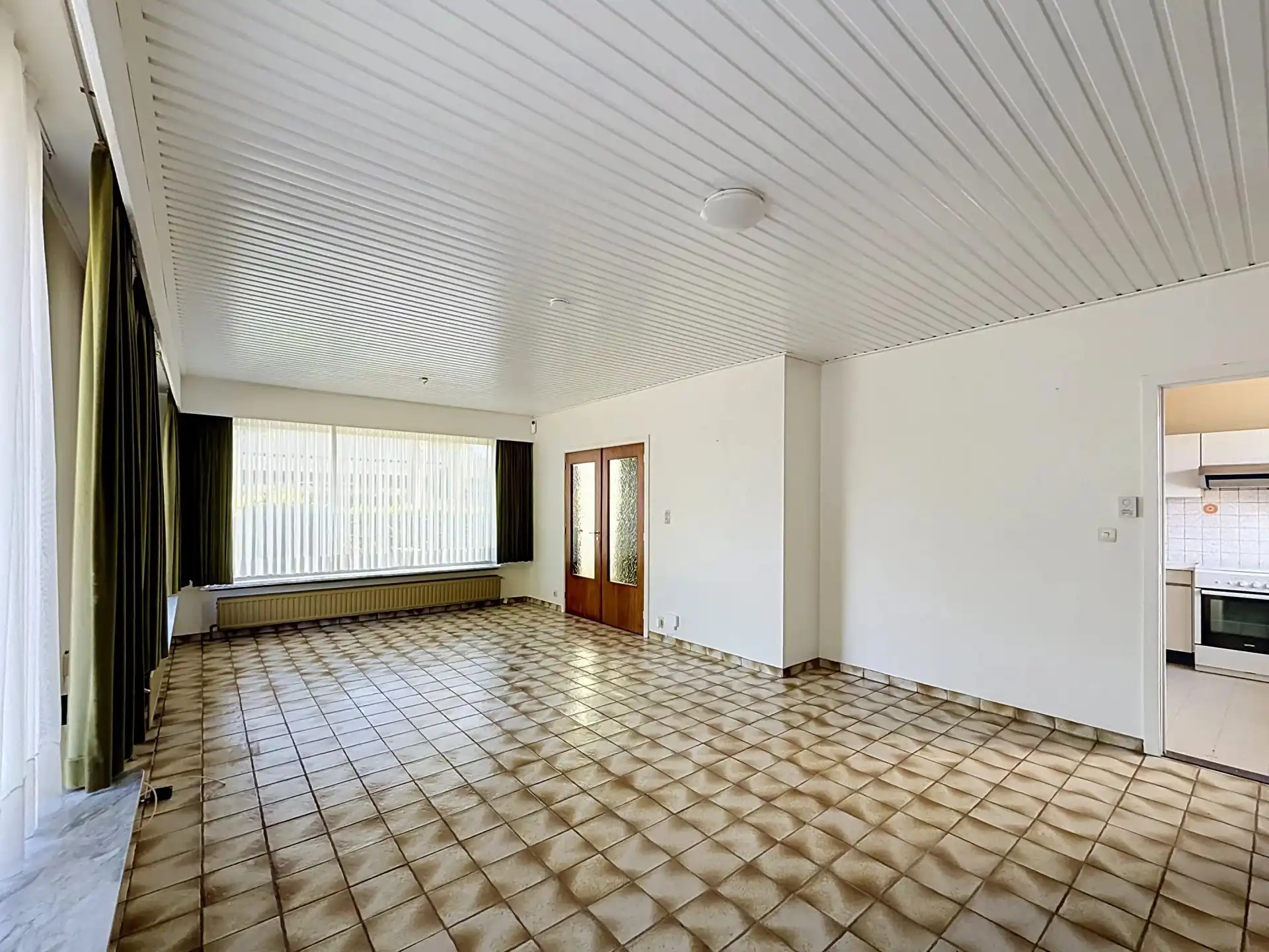 Te renoveren gelijkvloerse woning met 3 slaapkamers op een ruim perceel. foto 8
