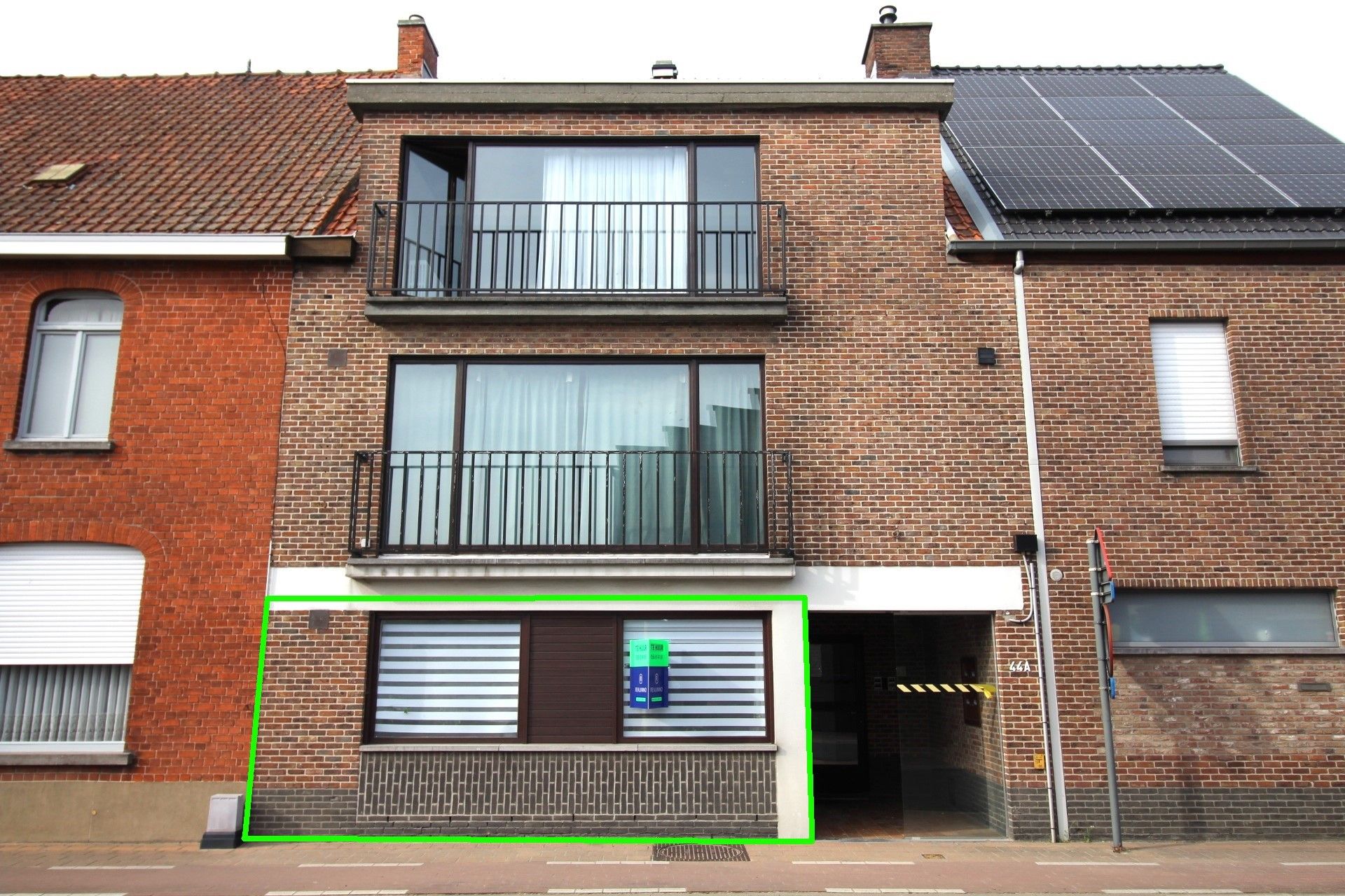 Ruim appartement met 4 slaapkamers en overdekte autostaanplaats foto {{pictureIndex}}