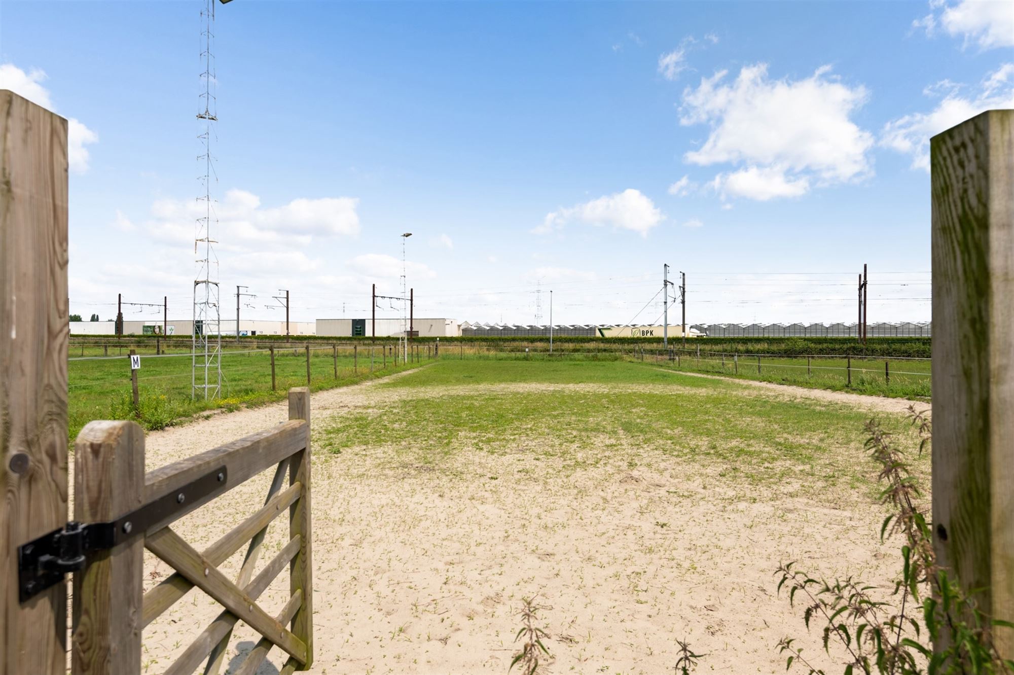 Prachtige paardenweide met stallen en piste foto 16