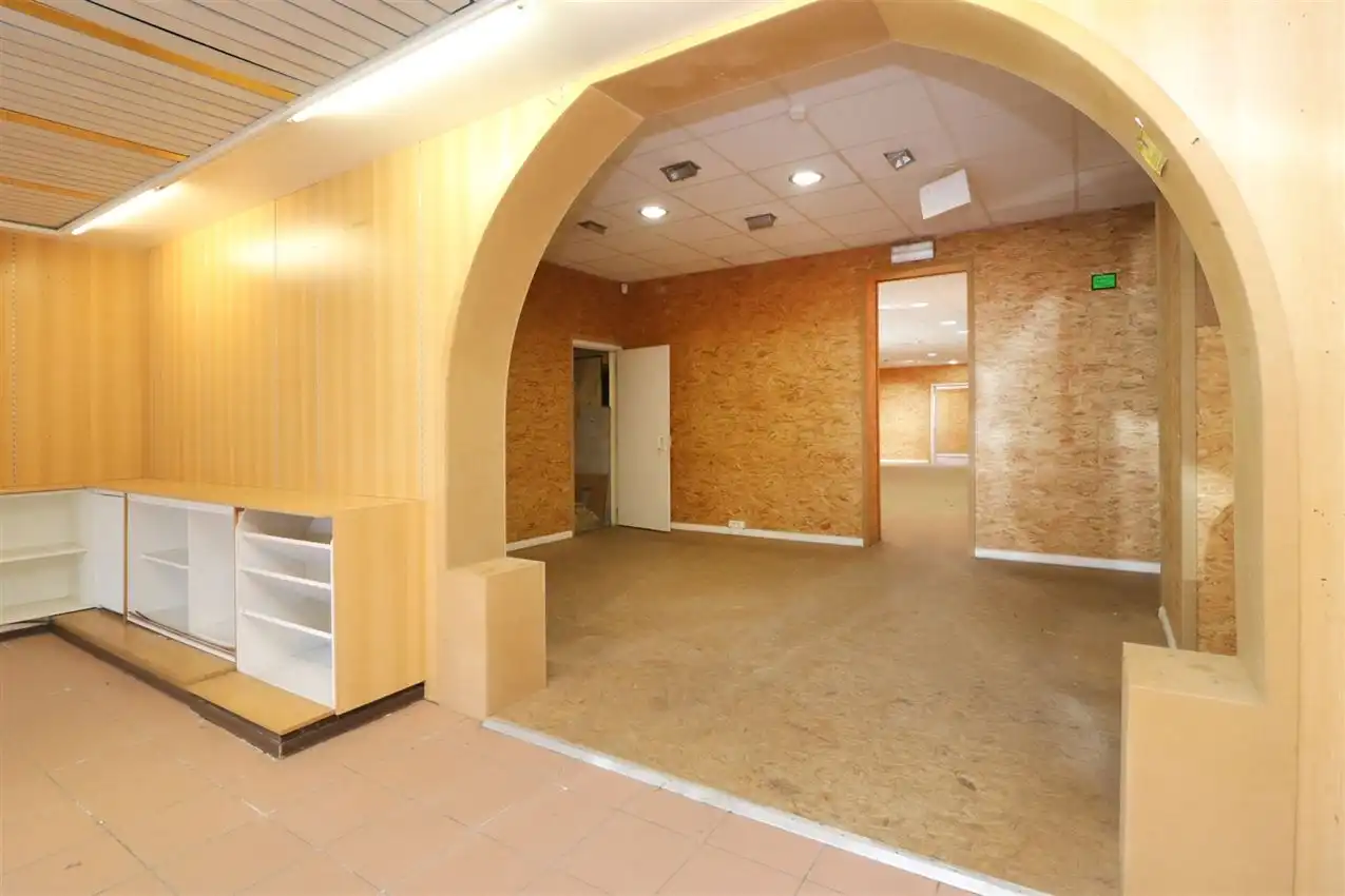 handelszaak met magazijn op zeer zichtbare locatie foto 9