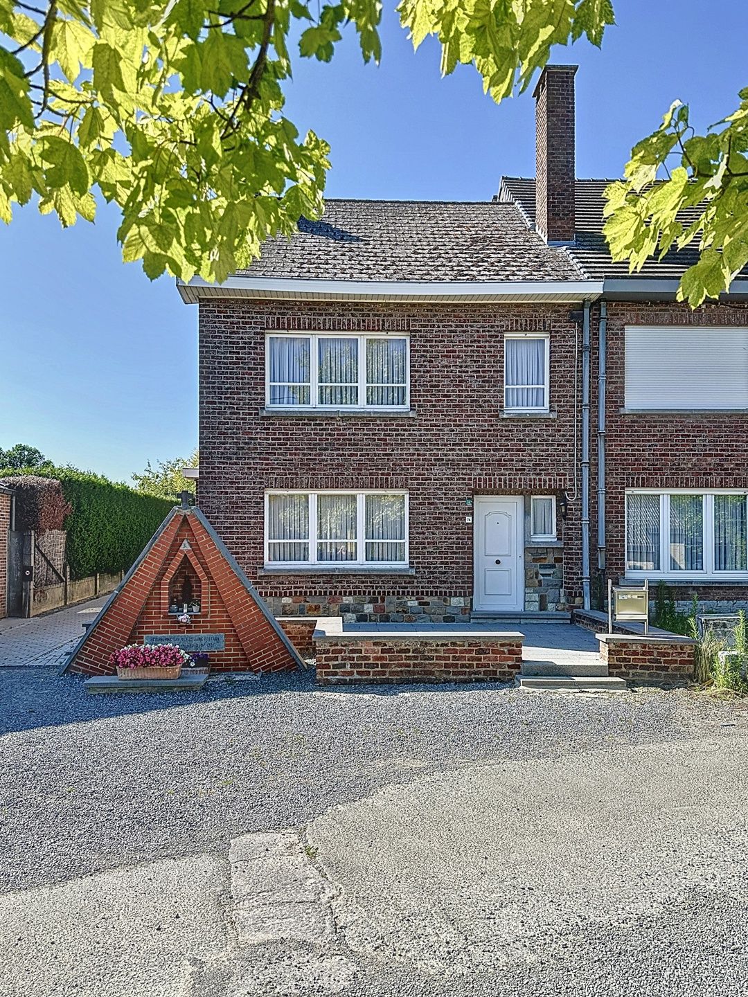 Te renoveren 3-gevel woning op interessante ligging foto 2