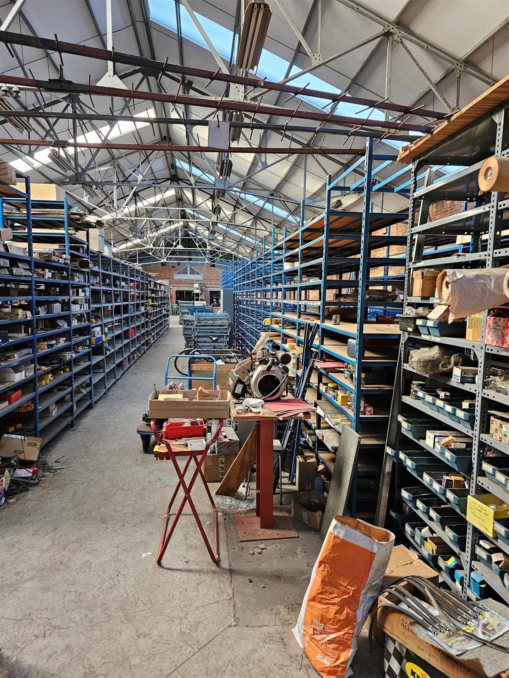 Ruime loods van 800 m² voorzien van sanitair en kitchenette. foto 3