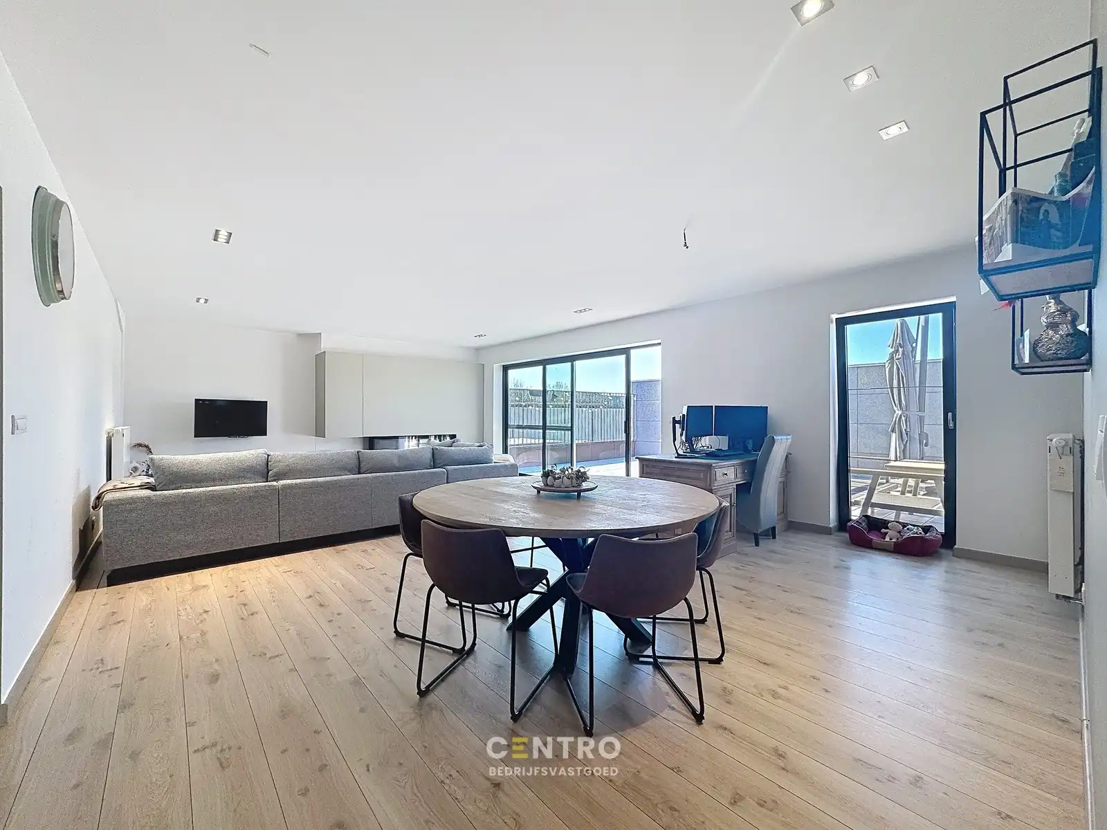 Instapklaar BEDRIJFSGEBOUW (bj. 2009) bestaande uit geïsoleerde MAGAZIJN, KANTOREN en een luxueus afgewerkte LOFT-APPARTEMENT op verdieping. Op bedrijventerrein "Oude Barriere" te Diksmuide. foto 9