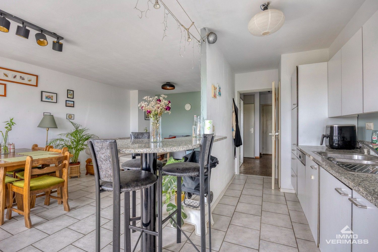 Instapklaar appartement met ruim uitzicht over de omgeving foto 13