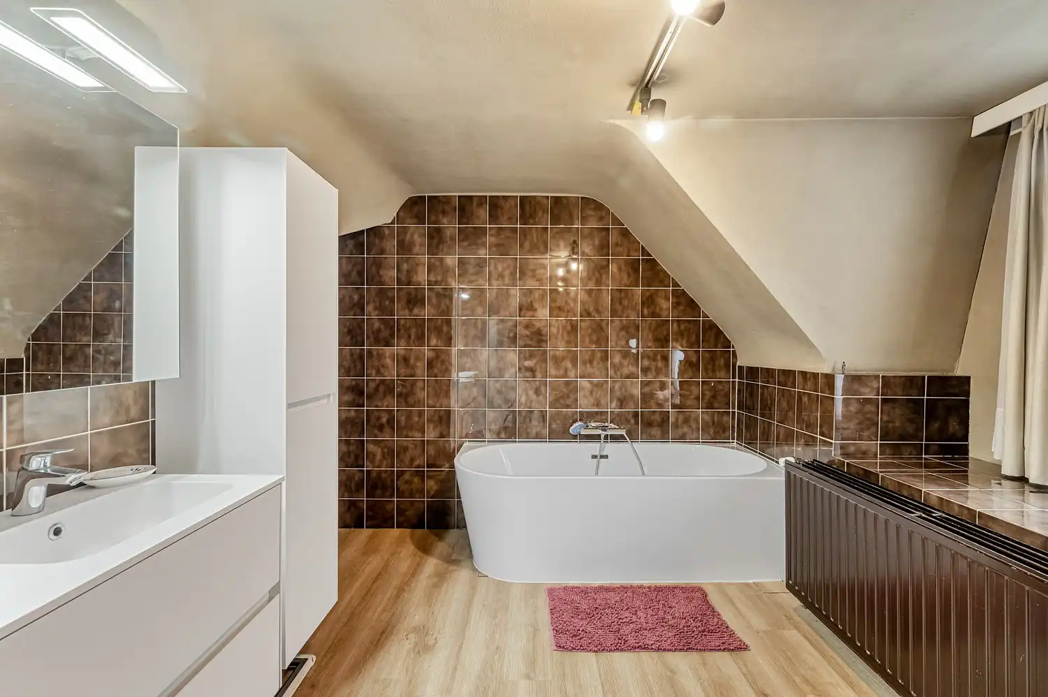 Karaktervolle villa met 6 slaapkamers, tuin en ruime loods foto 18