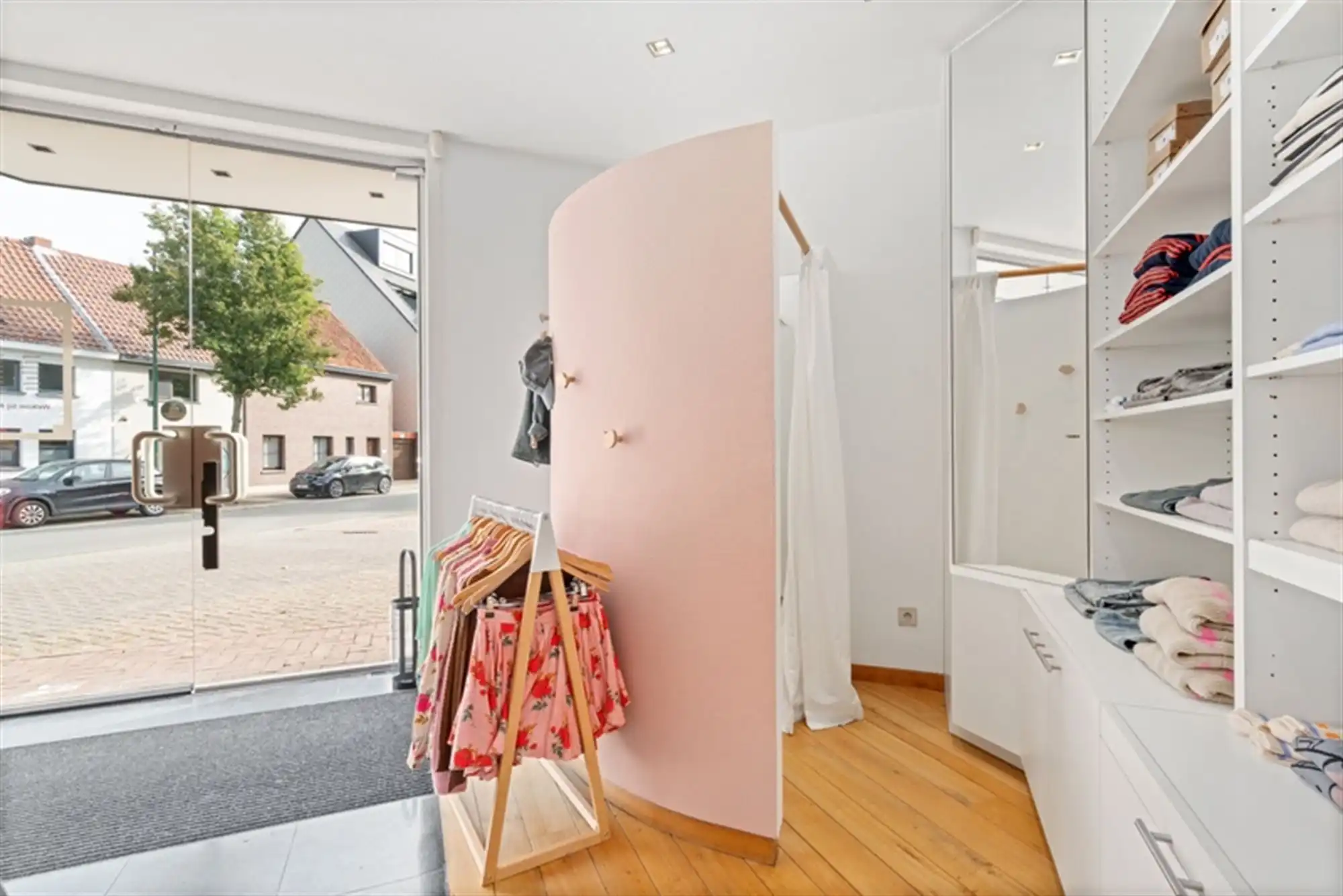 Handelspand met ruime privé parking in centrum Evergem foto 8