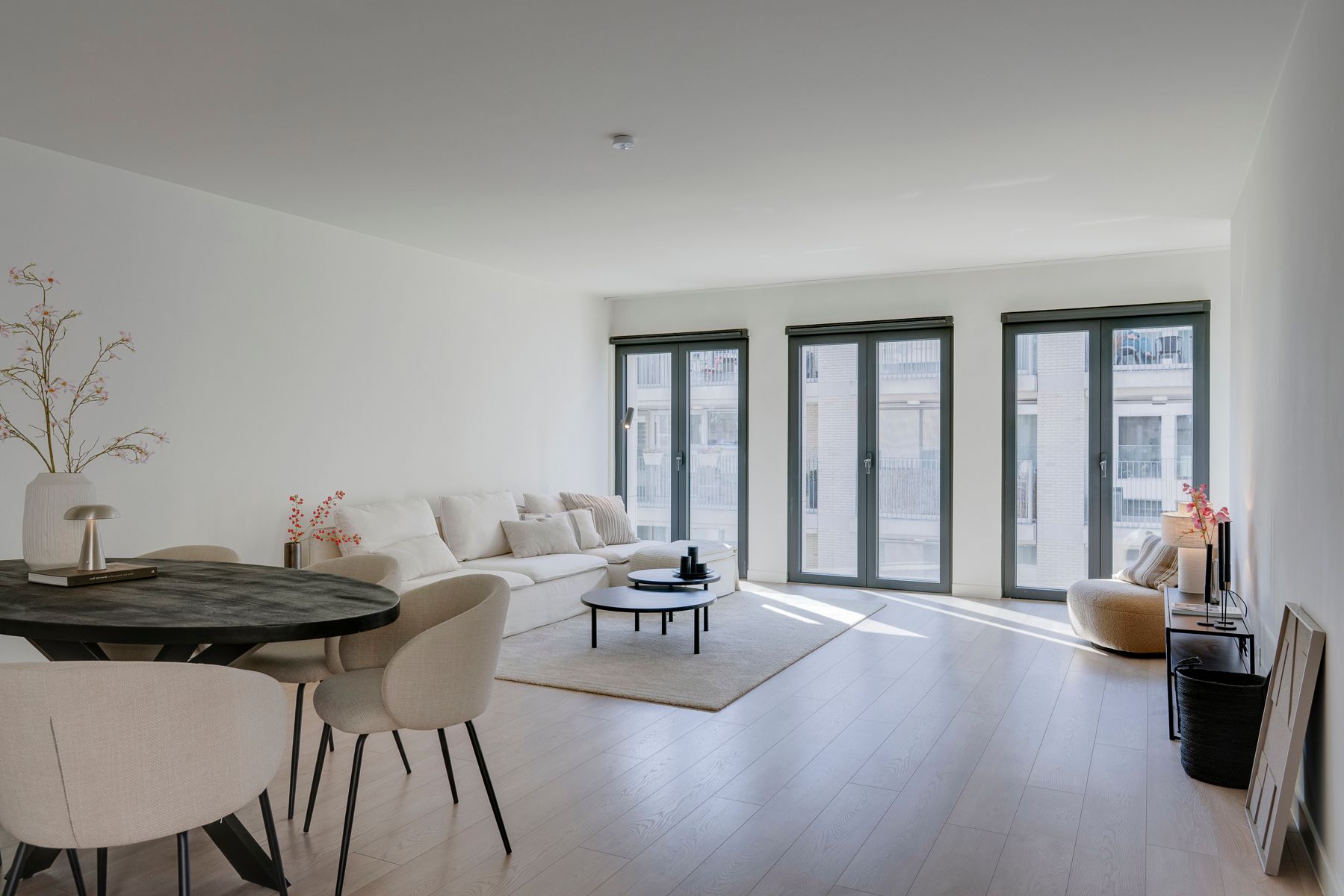 Licht, ruimte en luxe in hartje Antwerpen thv Vogeltjesmarkt foto {{pictureIndex}}