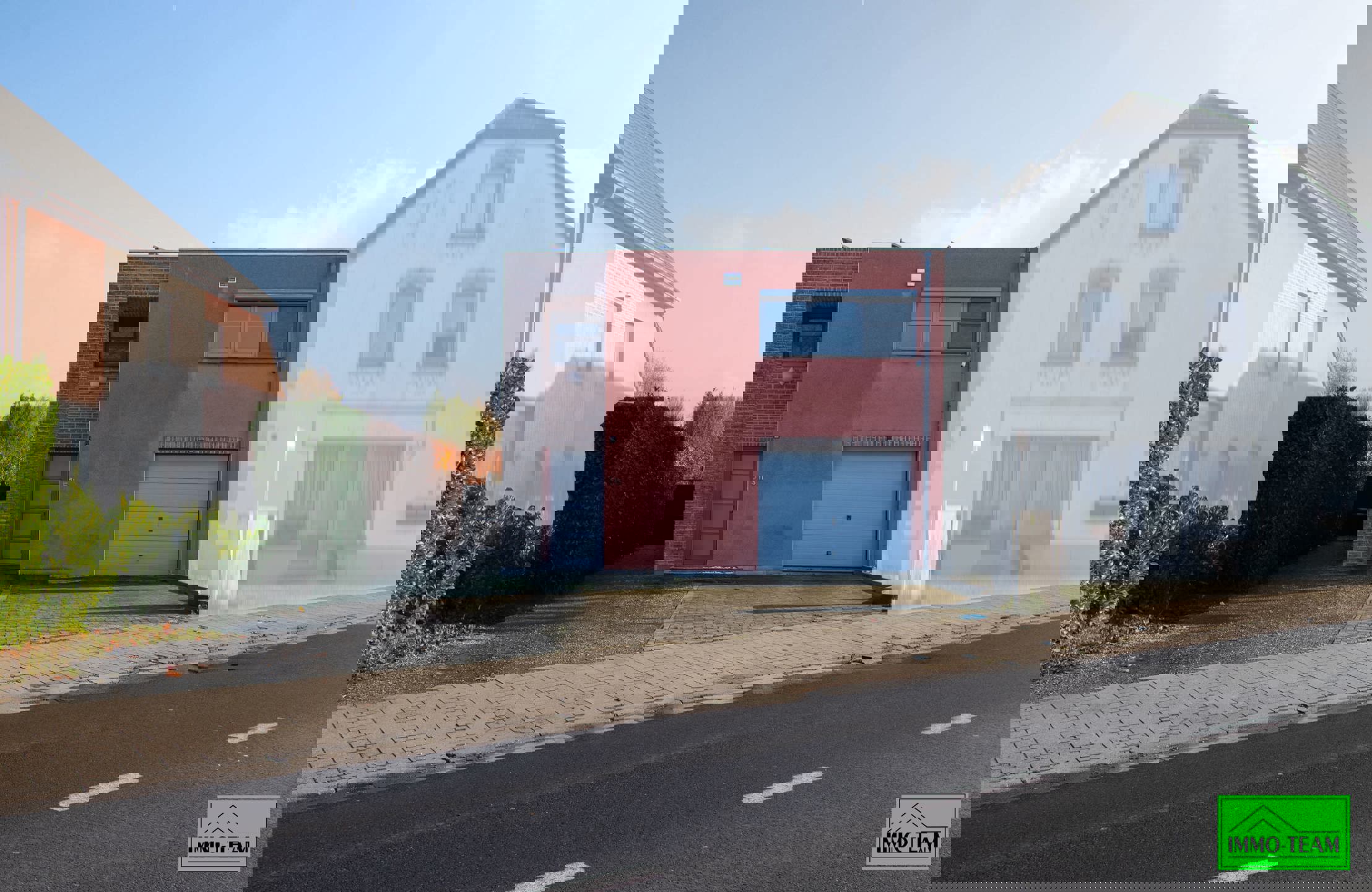 Halfopen gezinswoning met 3 ruime slaapkamers, EPC B foto {{pictureIndex}}