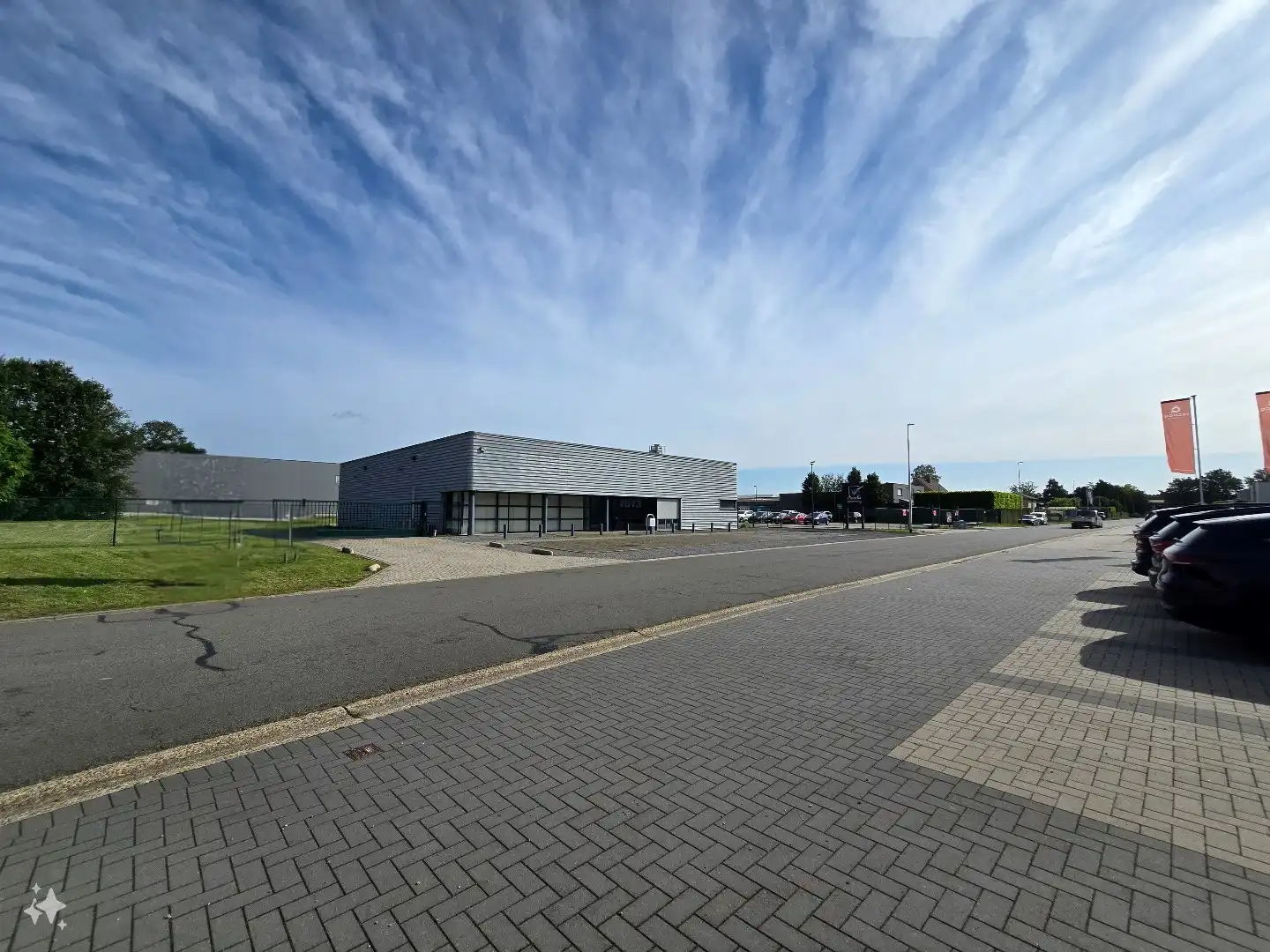 Bedrijfsgebouw - groot 831m² - centraal gelegen op het industrieterrein foto {{pictureIndex}}